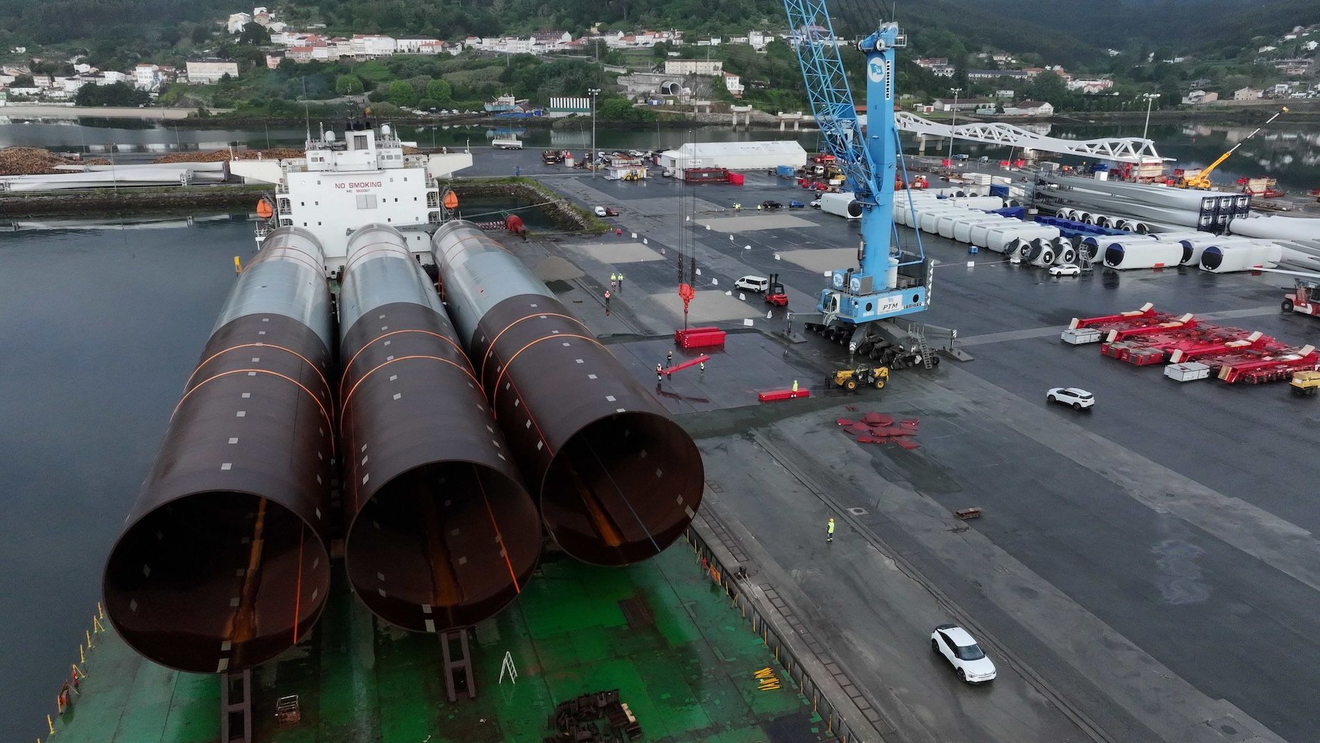 Descarga monopiles XXL puerto de Ferrol eolica marina