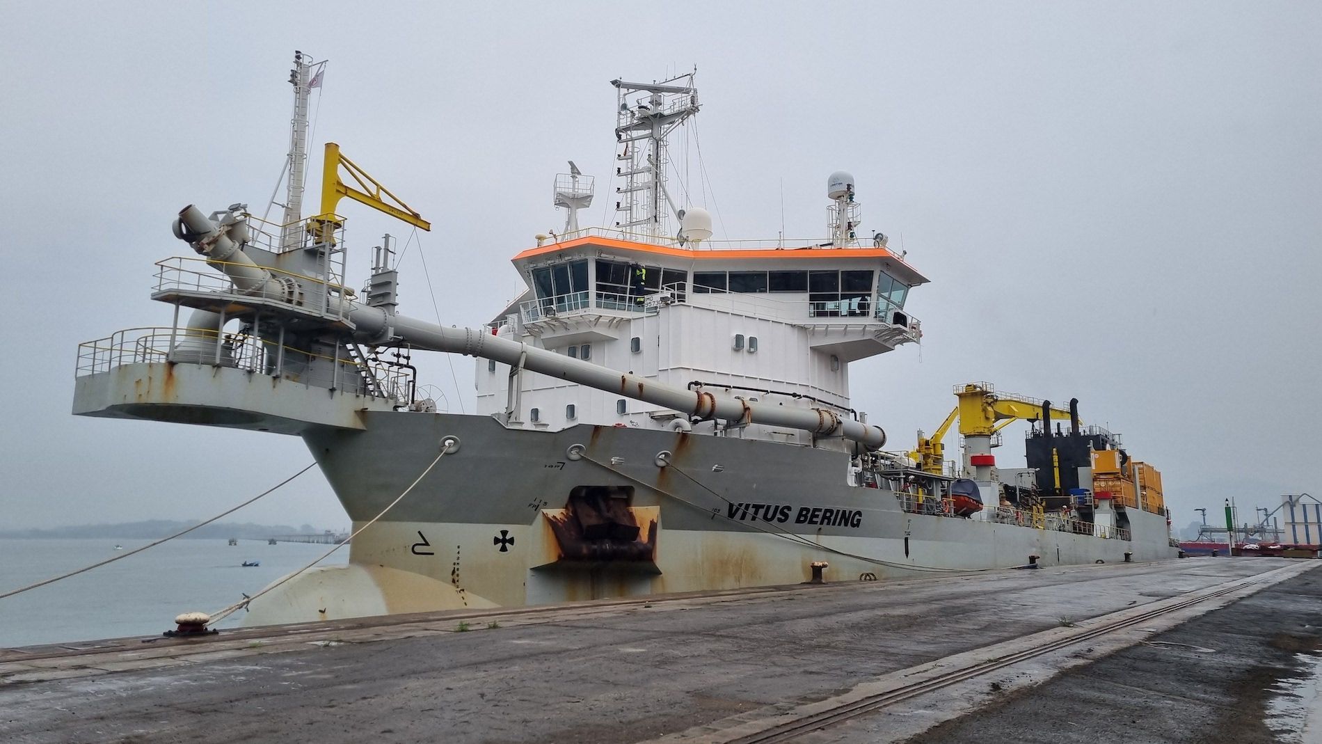 La draga de succión 'Vitus Bering' realiza estas labores.