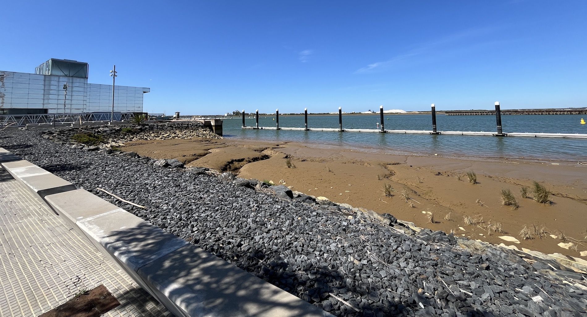 La infraestructura está formada por ocho módulos de hormigón flotantes y otro pantalán flotante de aluminio.