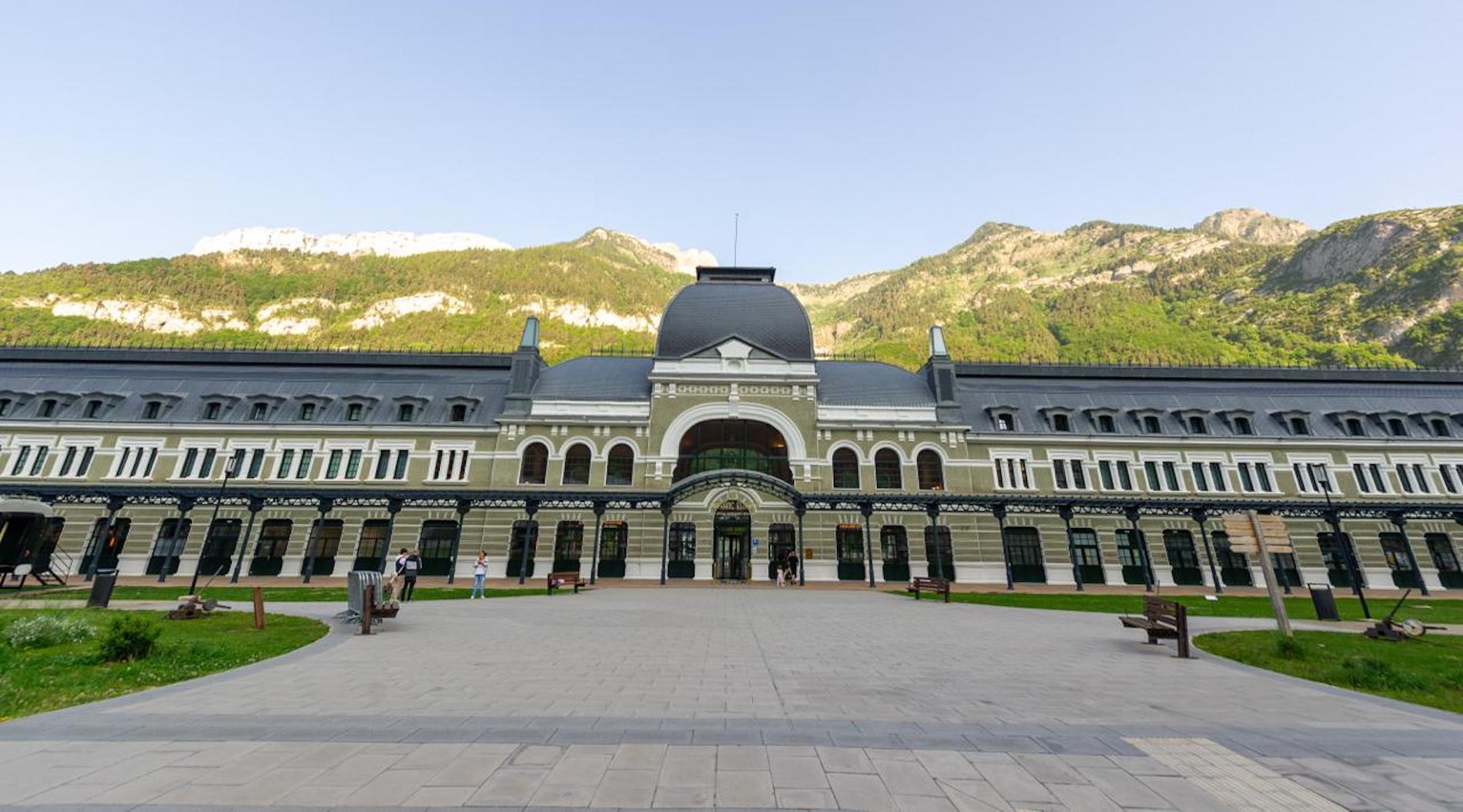 Los trabajos se han desarrollado en una zona montañosa y con gran cantidad de túneles y puentes metálicos.