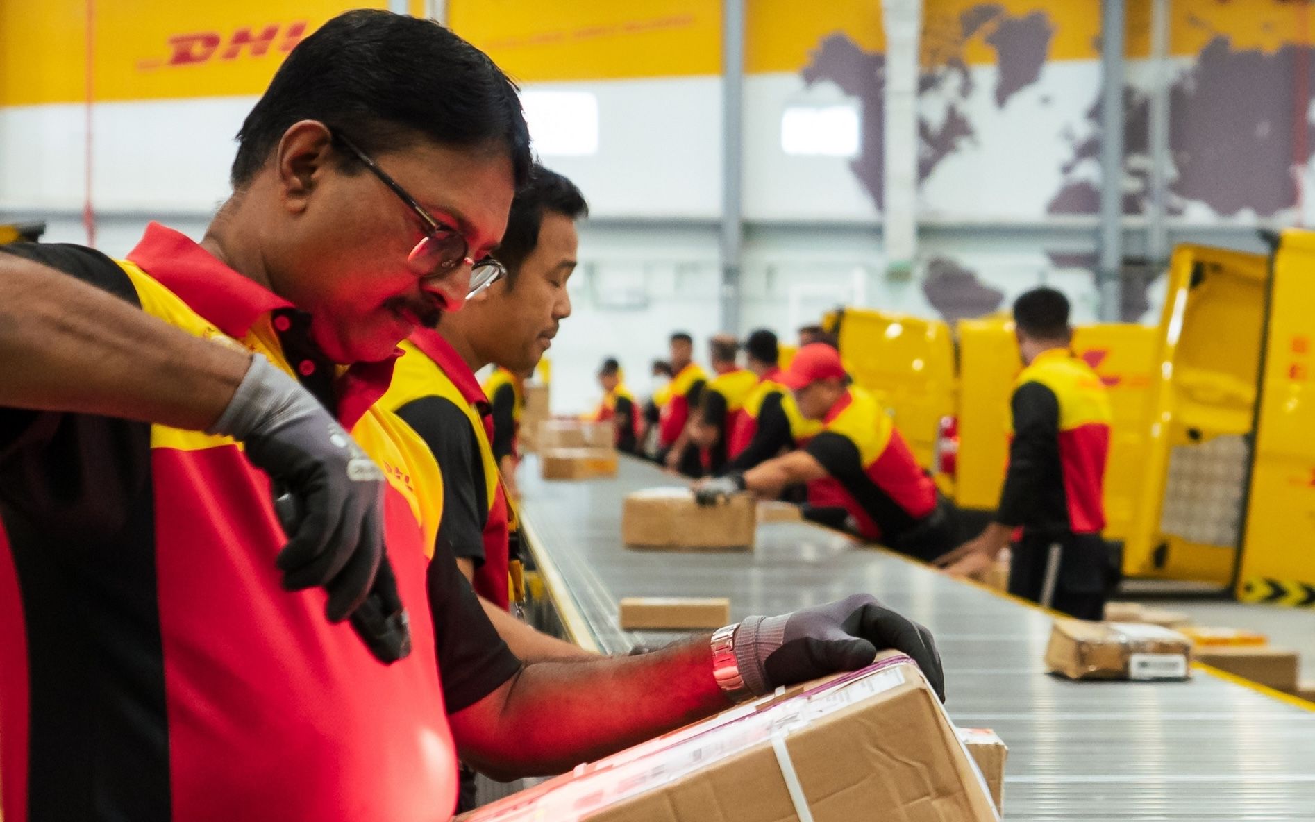 DHL Express almacen Dubai trabajador