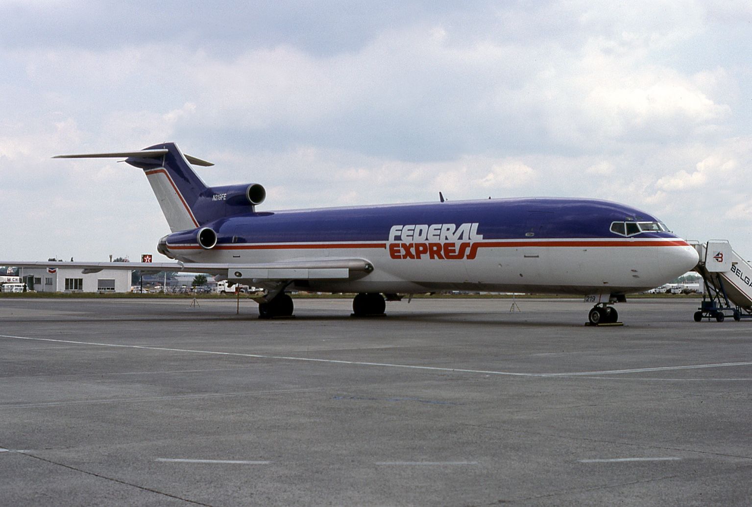 FedEx Boeing 727 233F estacionado en Bruselas antes de partir para Newark