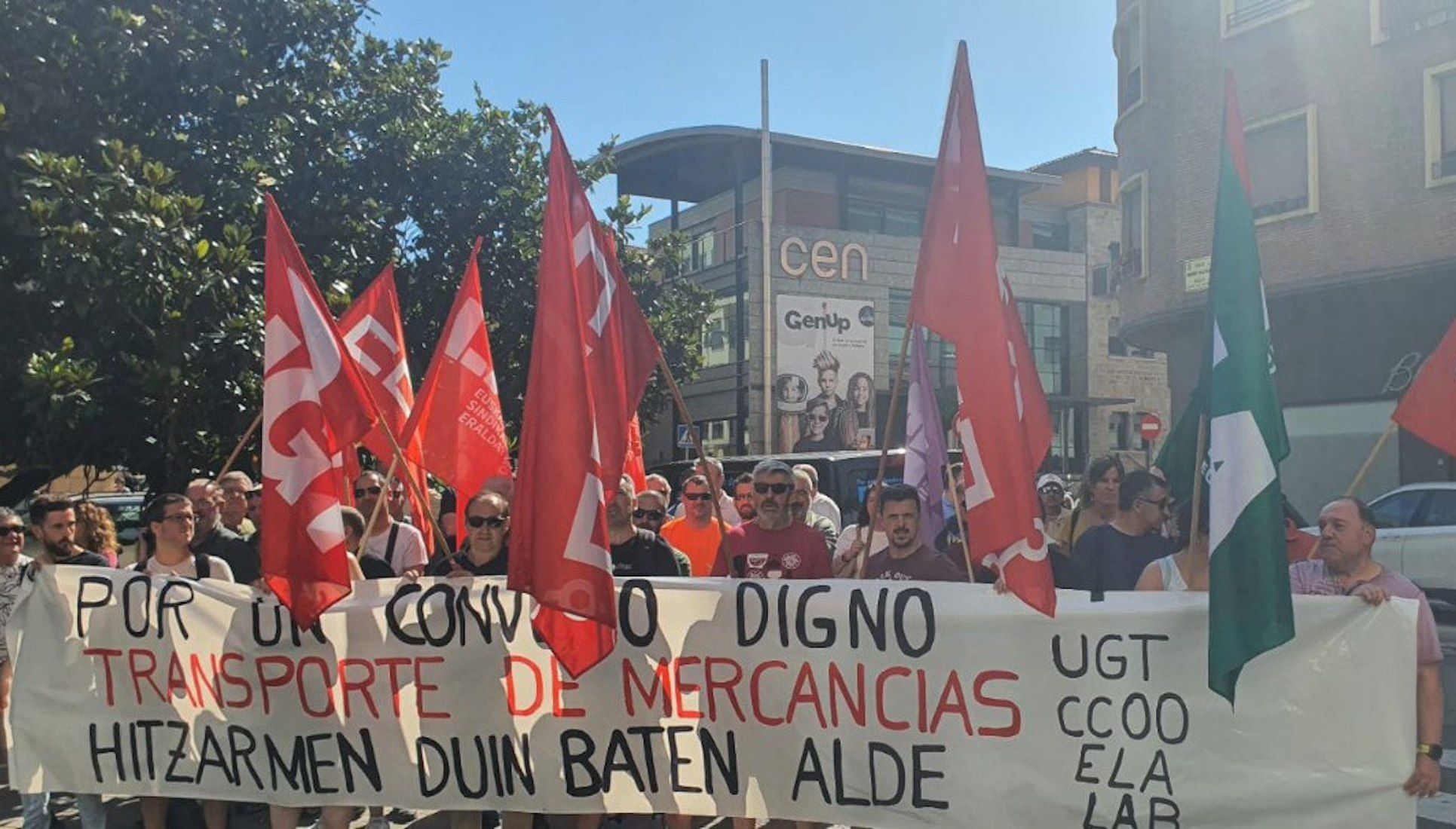 La concentración se ha producido frente a la sede de la patronal CEN en la capital navarra.