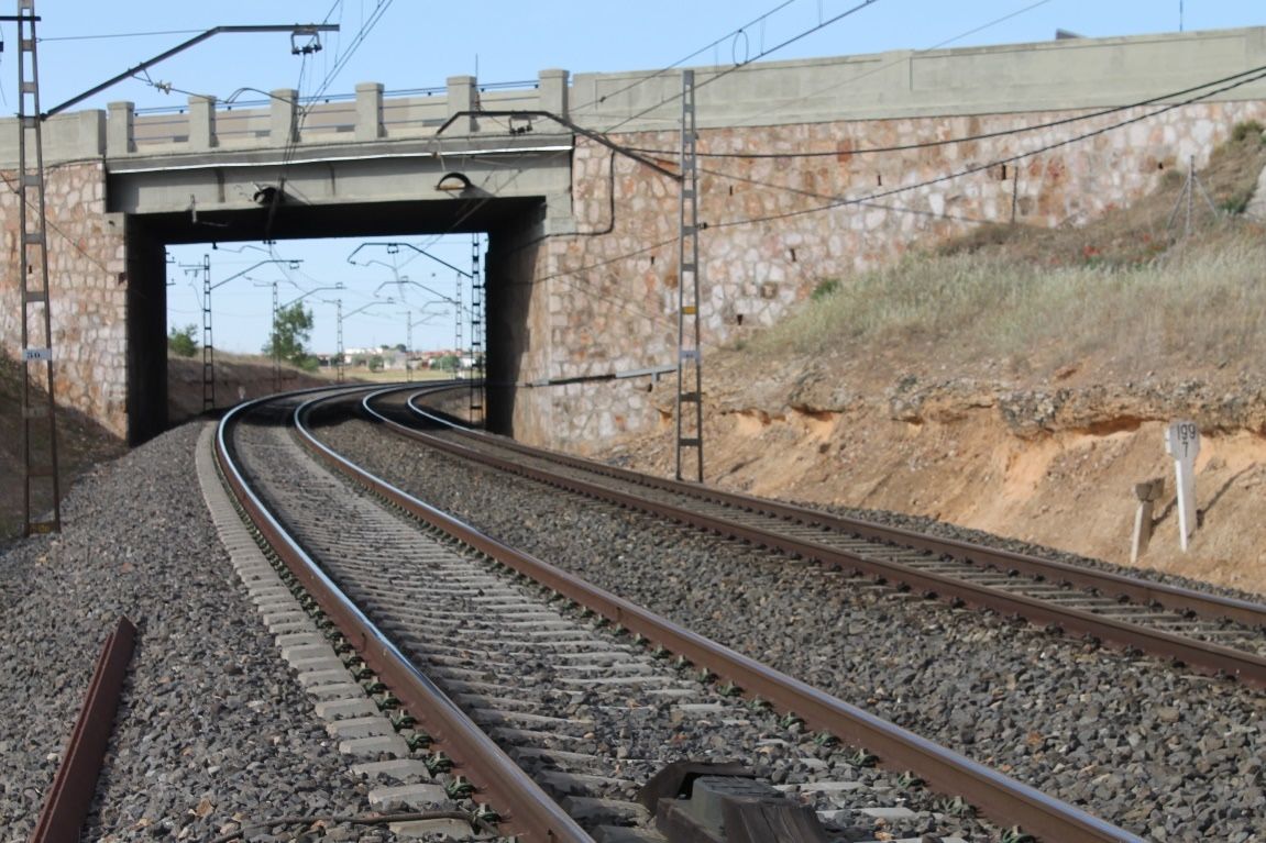 Paso superior en Manzanares vias ferrocarril