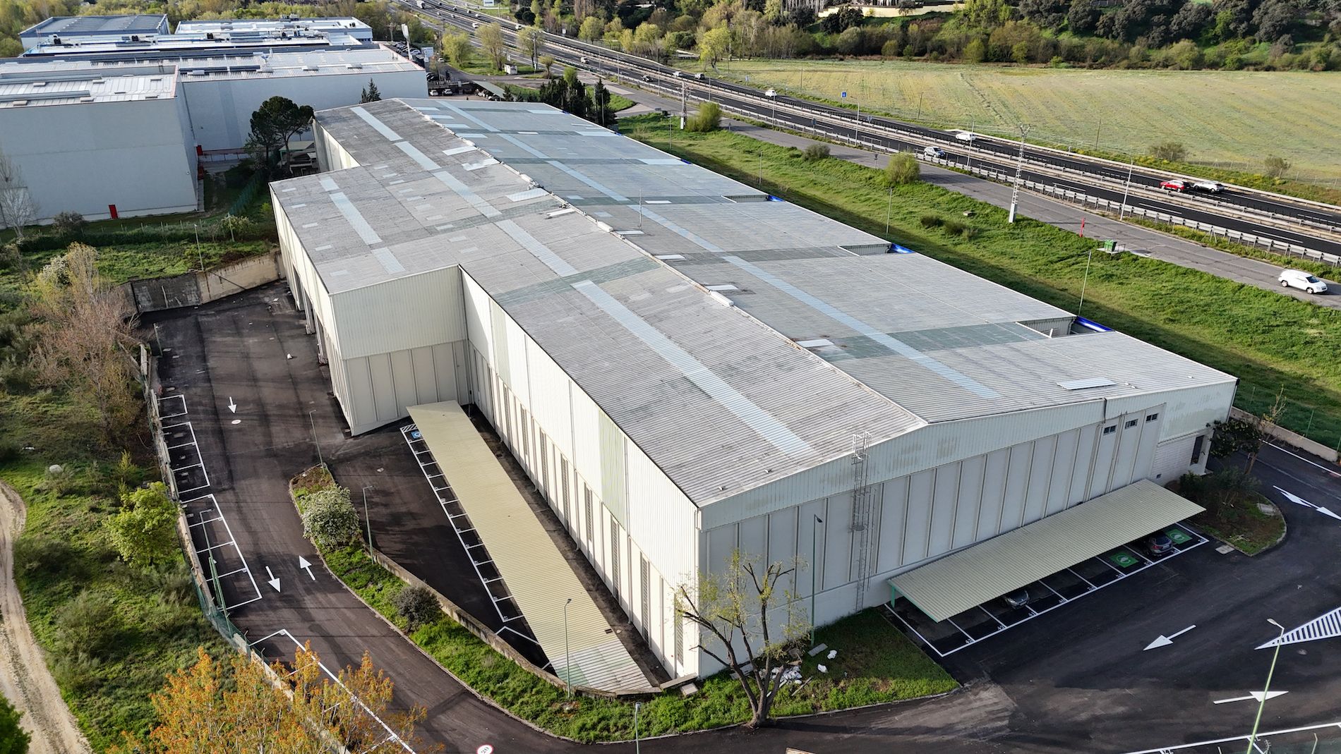 Superficie construida de 15.610 m2 dividida en dos plantas.