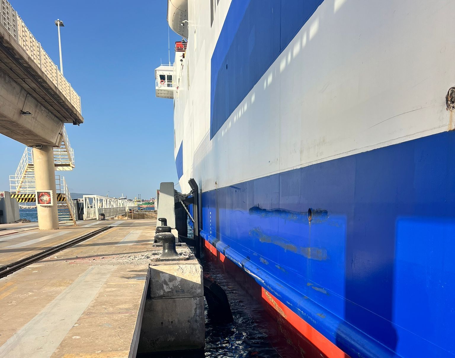 Buque AML impacta defensas puerto Algeciras