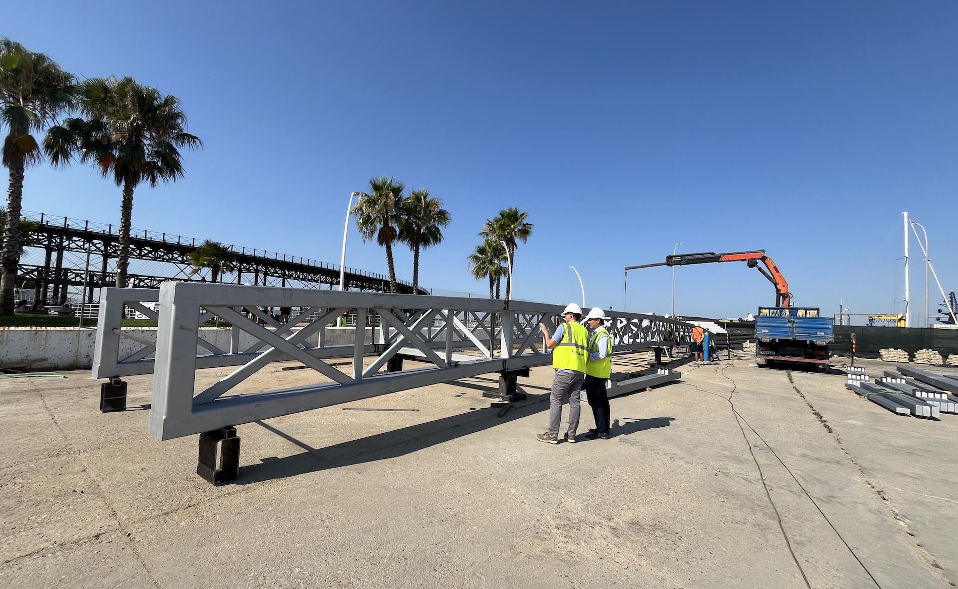 Se está procediendo a la instalación de la nueva estructura metálica para uno de los iconos del puerto onubense.