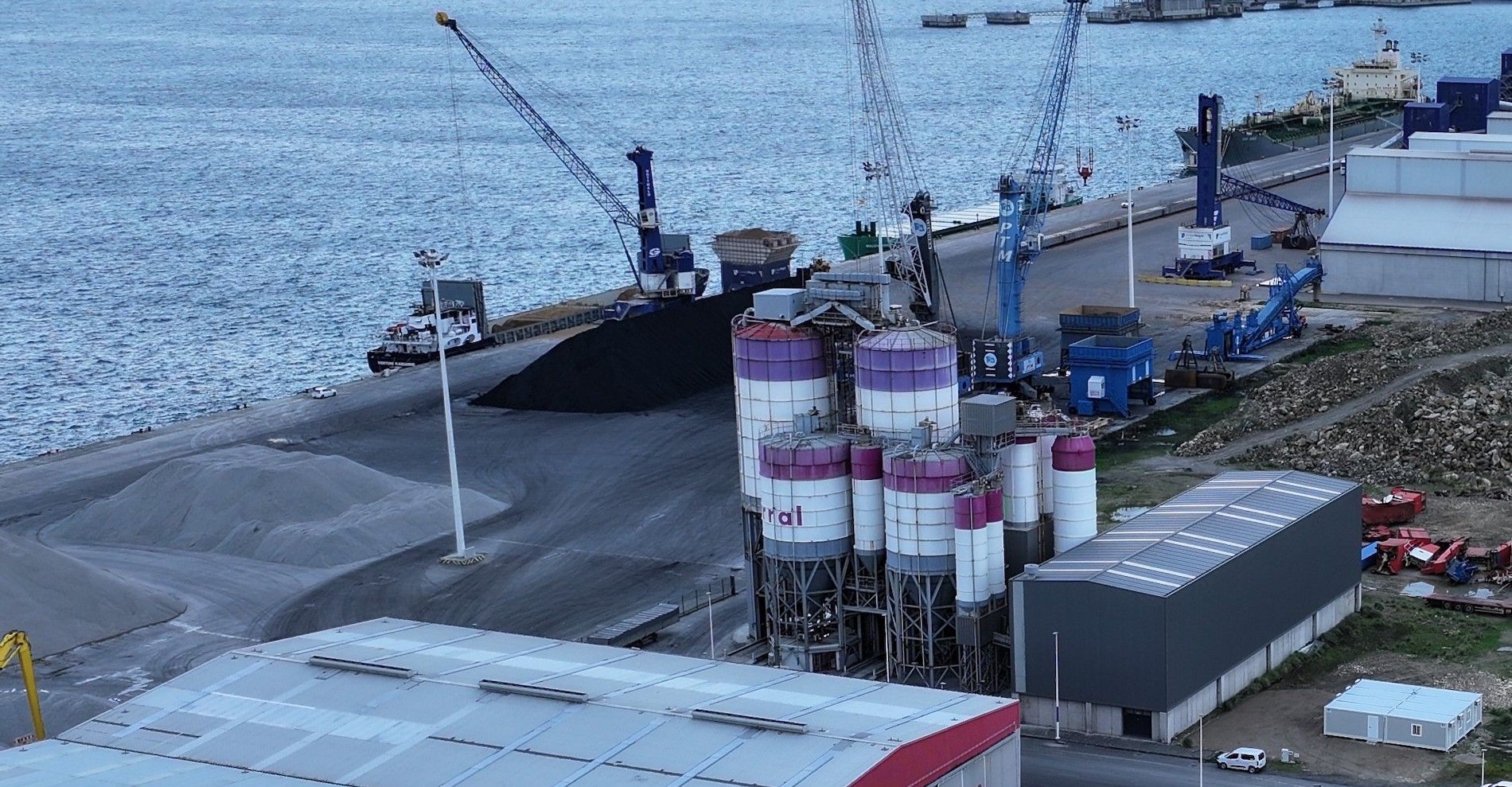 La cementera tiene concesión en el muelle A-3 de Punta Langosteira.