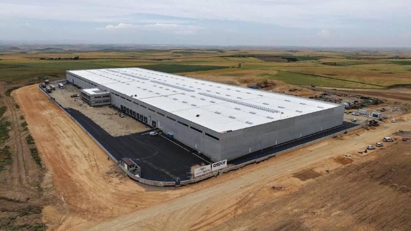 El activo consta de una fachada ventilada de piezas cerámicas con tratamiento fotocatalítico con beneficios antibacterianos, descontaminante y autolimpiable.