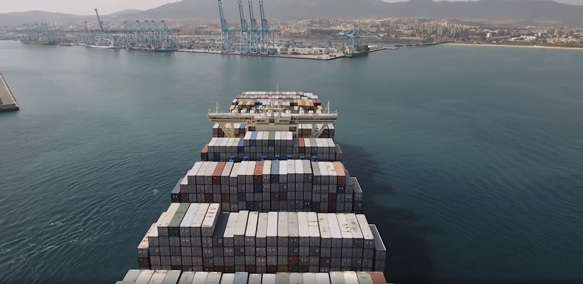 cenital de portacontenores Maersk entrando puerto Algeciras