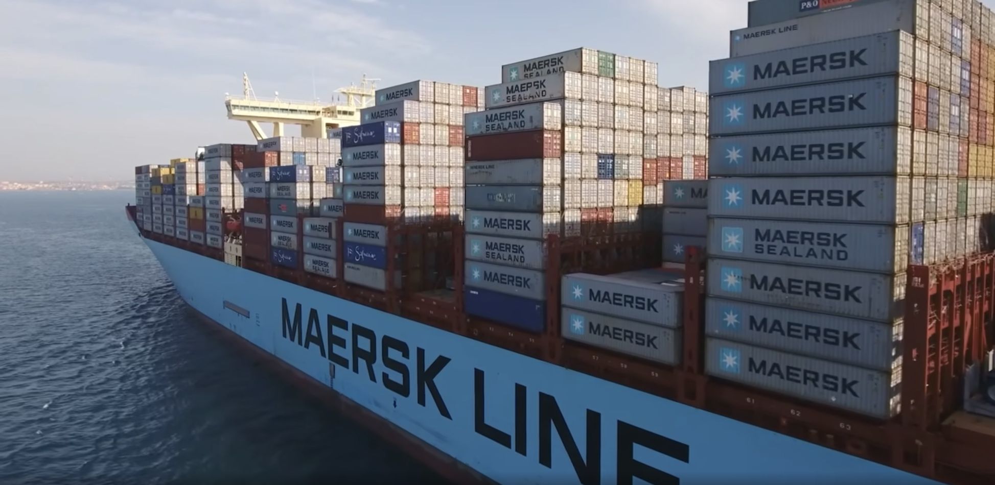 lateral barco portacontenedores Maersk navegando