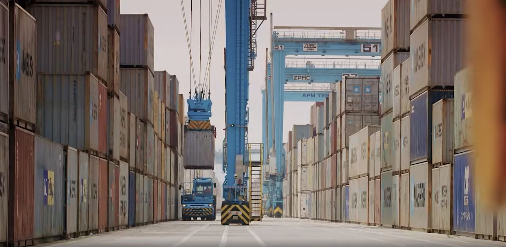 pasillo terminal contenedores con carga contenedor en camion pasillo terminal contenedores con carga contenedor en camion