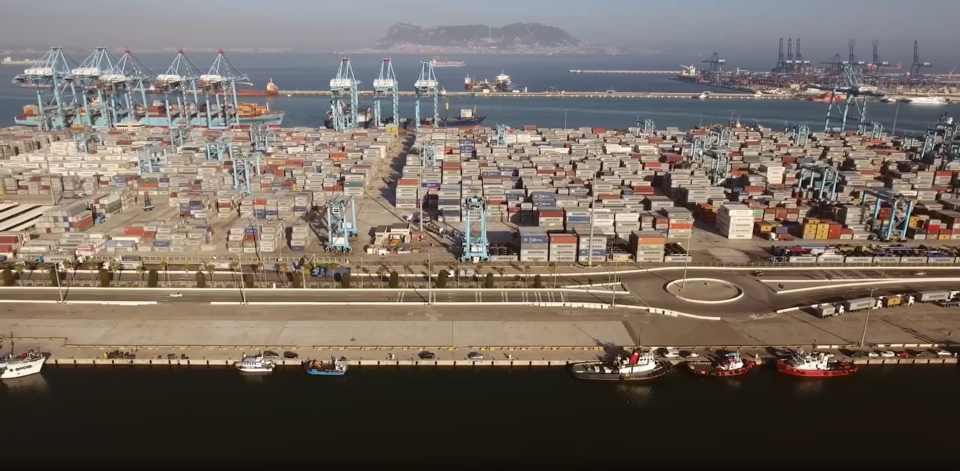 puerto Algeciras terminal APM contenedores con Africa al fondo