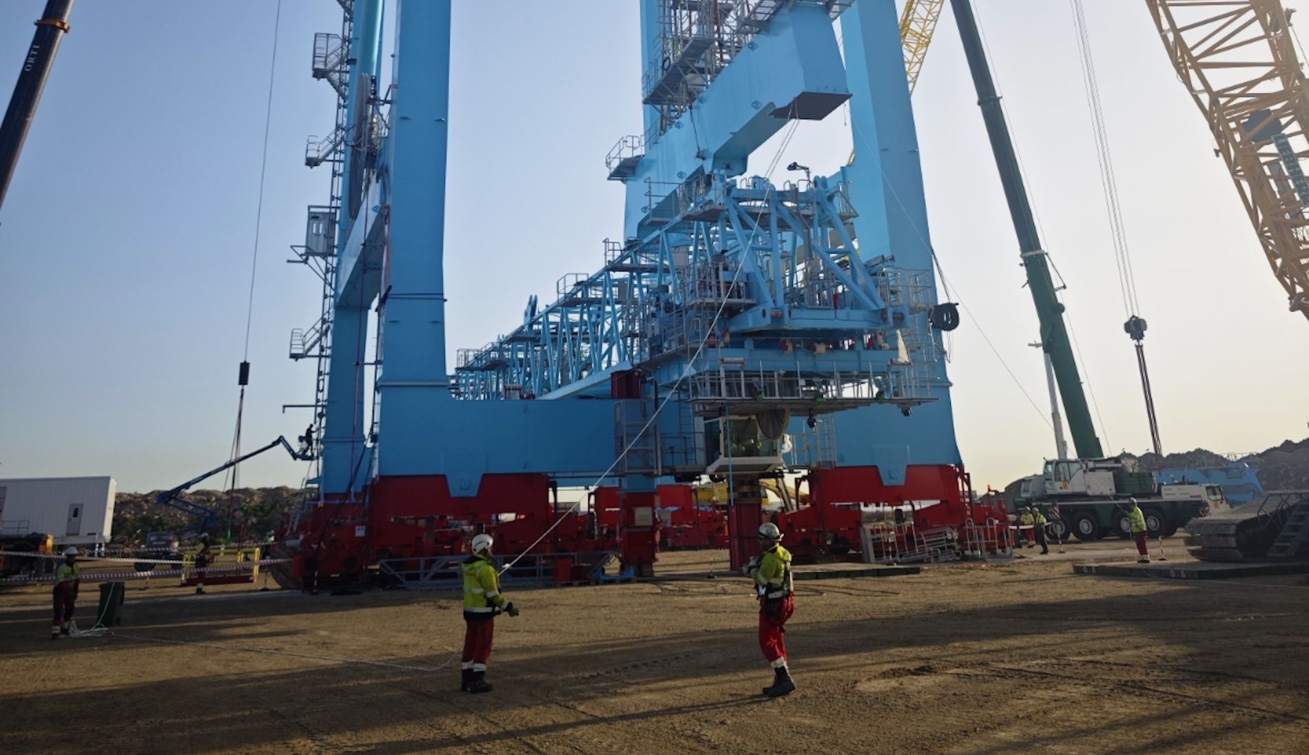montaje gruas liebherr puerto valencia montaje gruas liebherr puerto valencia