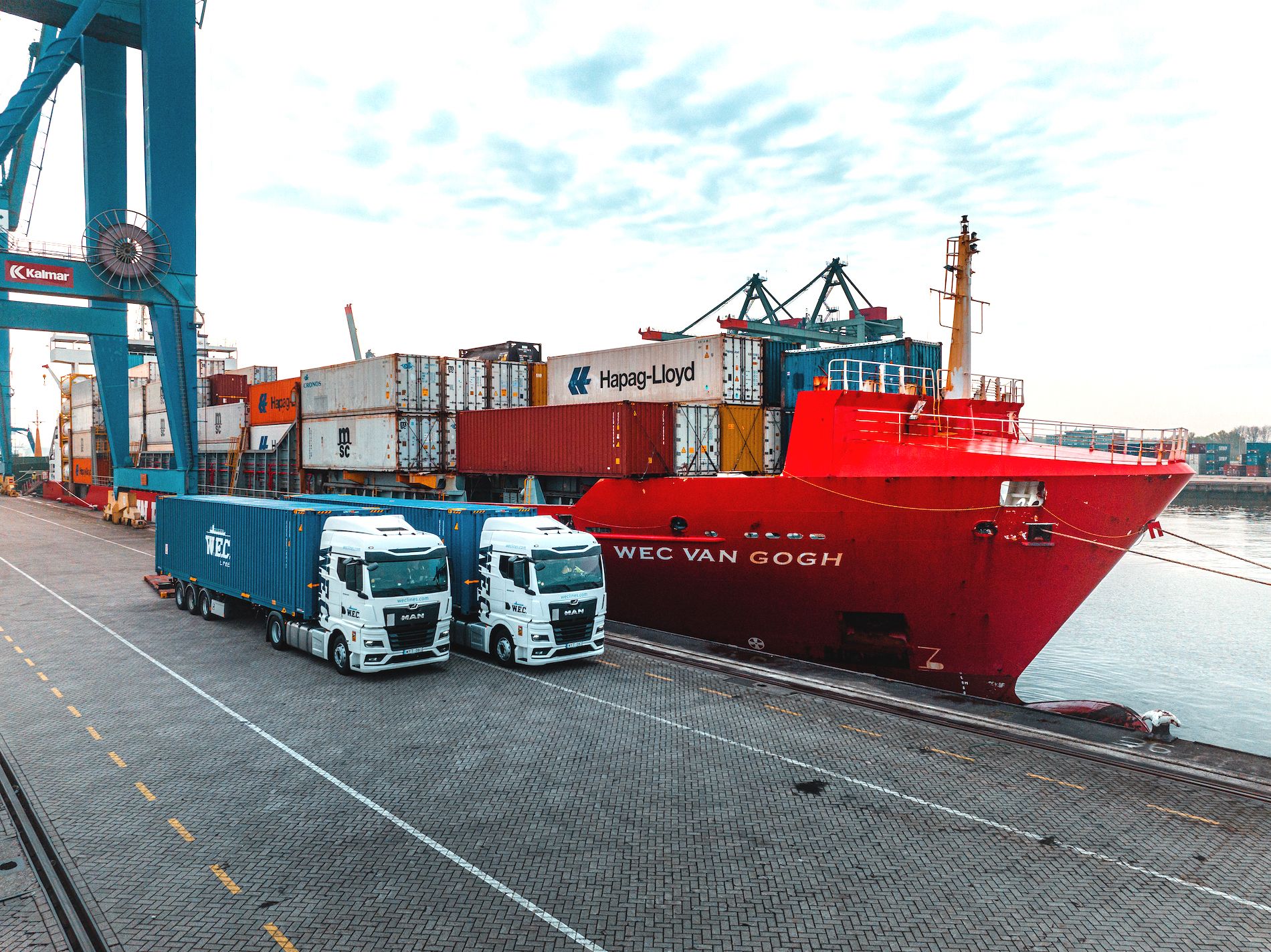 Wec Lines  portacontenedores y camiones en muelle