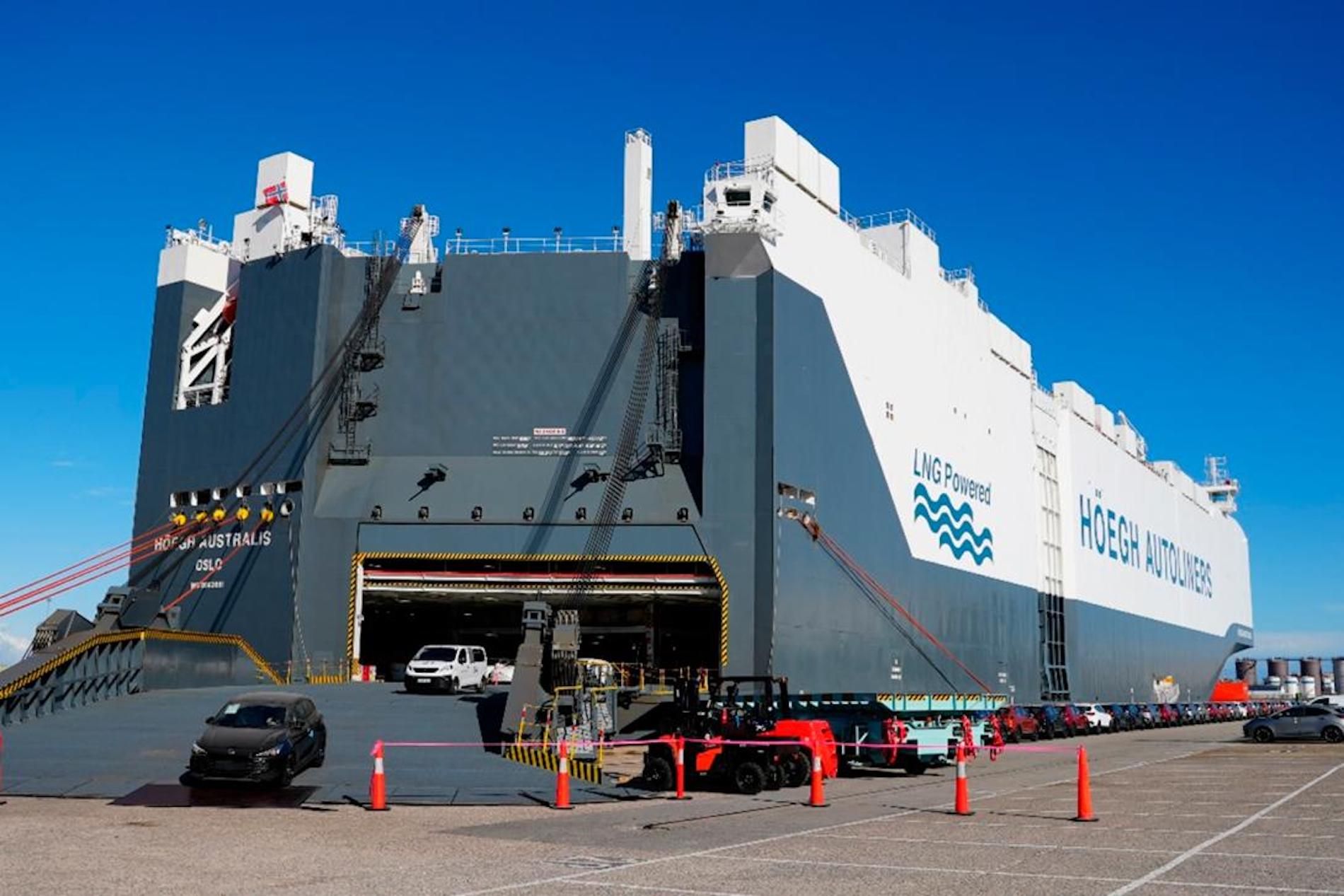 Hoegh Australis operativa descarga automoviles puerto Barcelona
