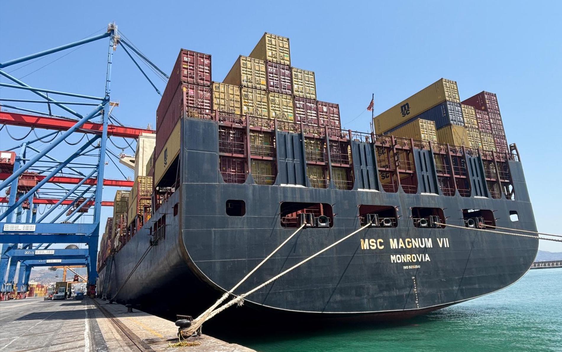 portacontenedores MSC atracado en el puerto de Malaga
