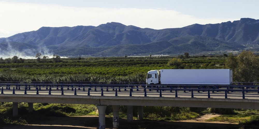camion carretera frigo blanco puente