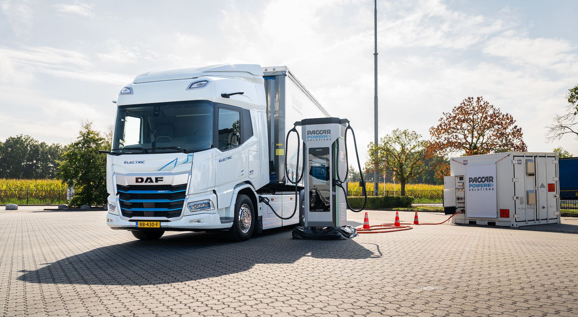 Una batería con tres paquetes se puede cargar hasta el 80% en poco más de tres cuartos de hora.