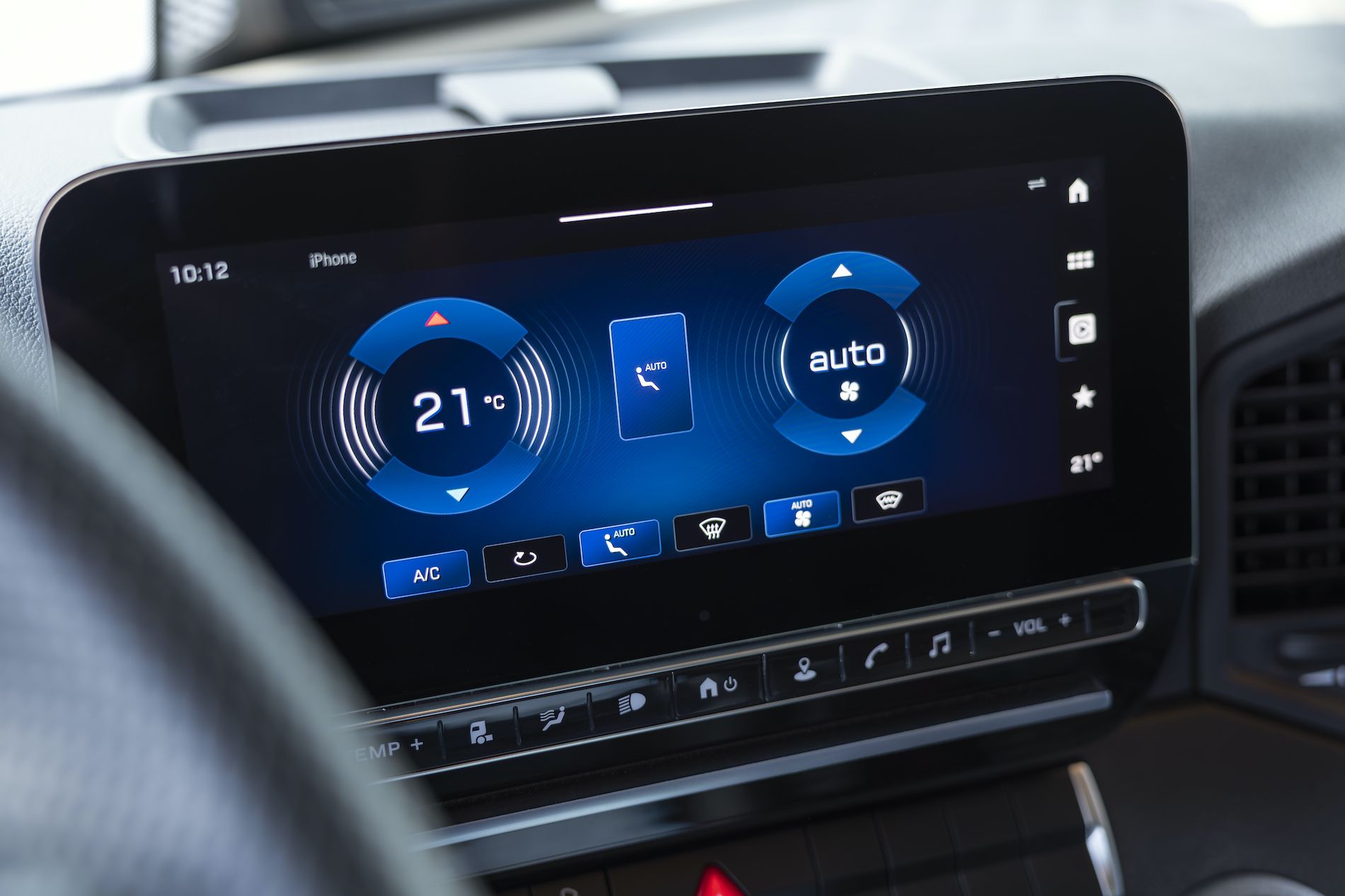 Míultiples funciones se pueden controlar a través de la pantalla táctil o del volante multifunción. Míultiples funciones se pueden controlar a través de la pantalla táctil o del volante multifunción.