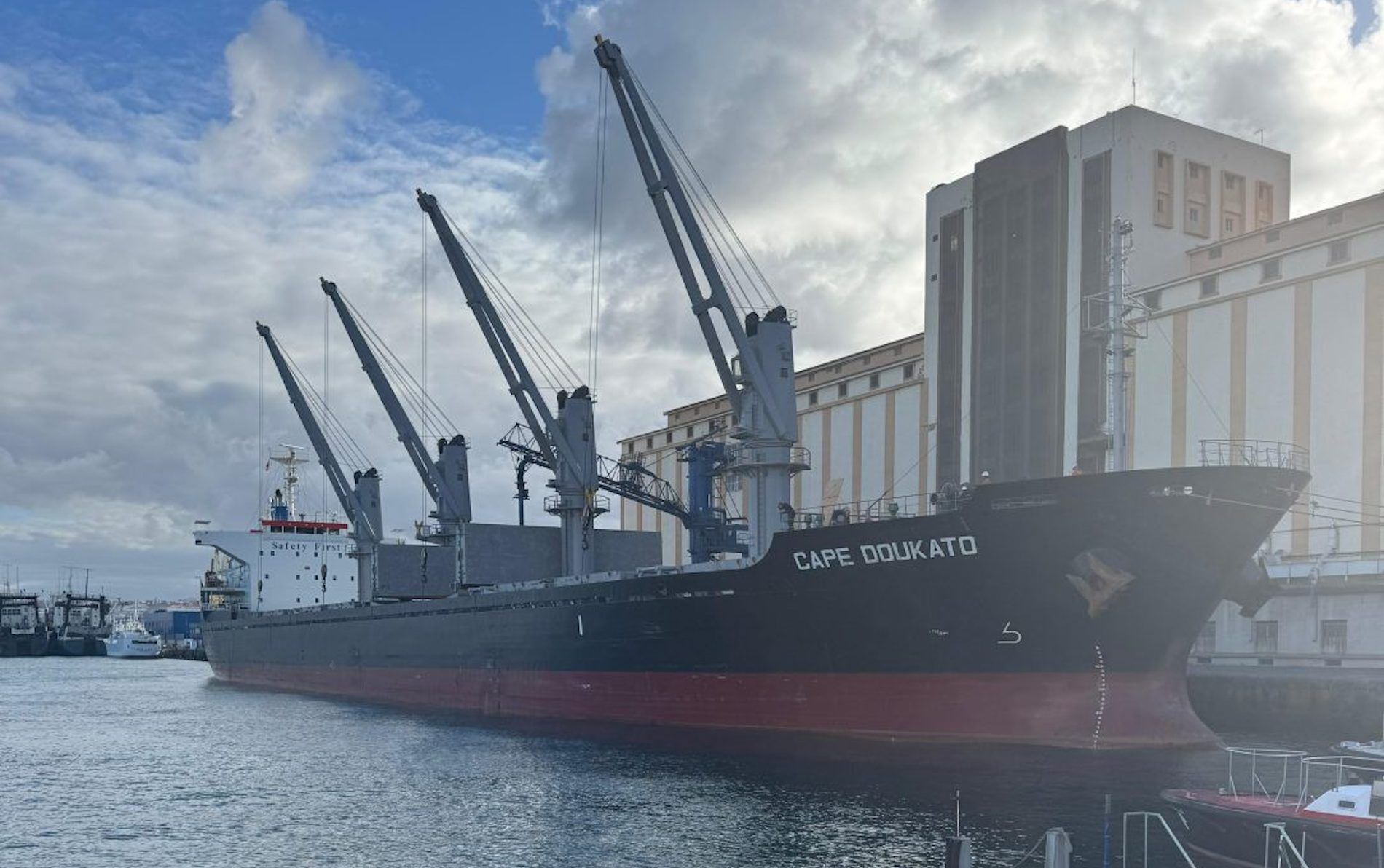 granelero cape doukato puerto las palmas