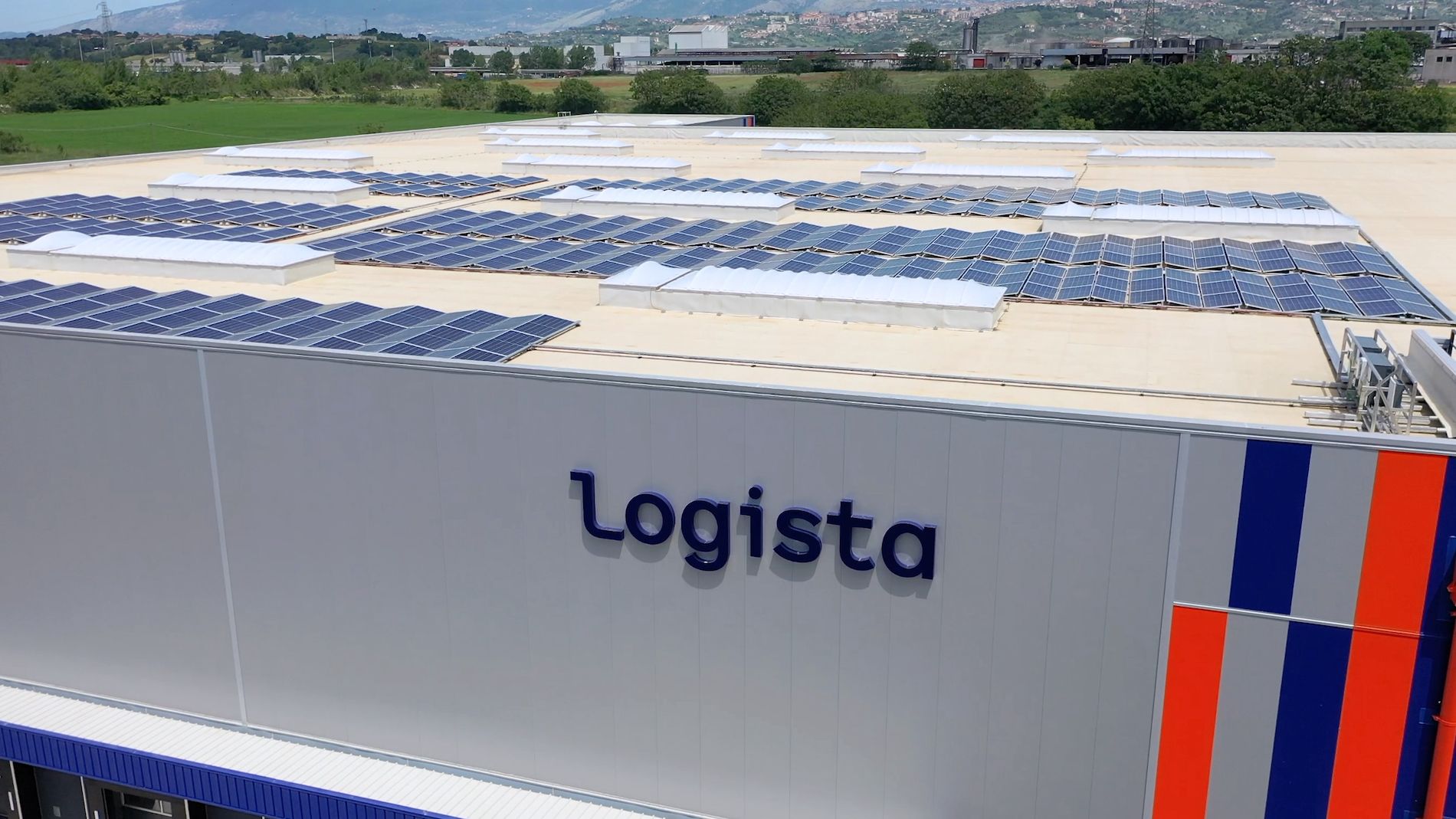 nave logista con cubierta con paneles solares plataforma logistica