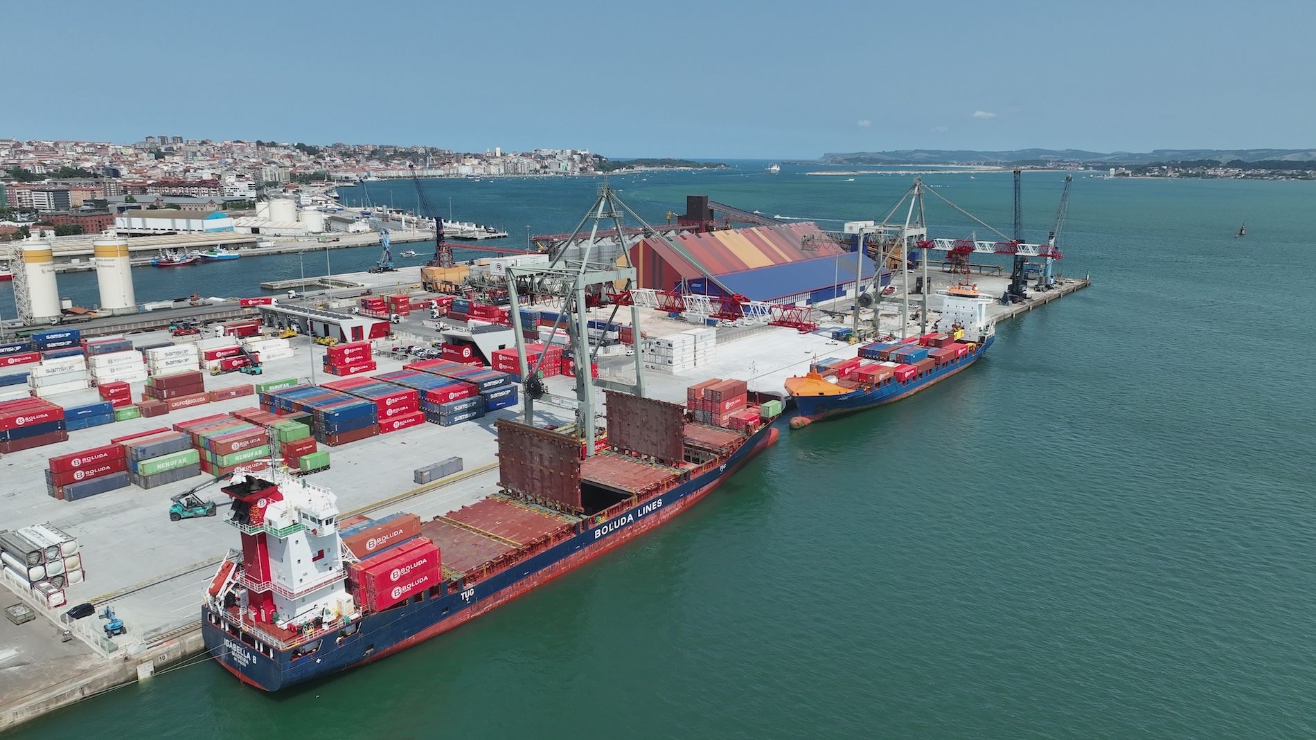 Primera doble escala terminal contenedores puerto Santander