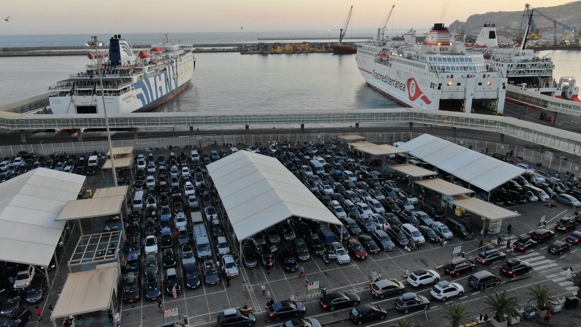 coches aparcados frente a ferries puerto almeria
