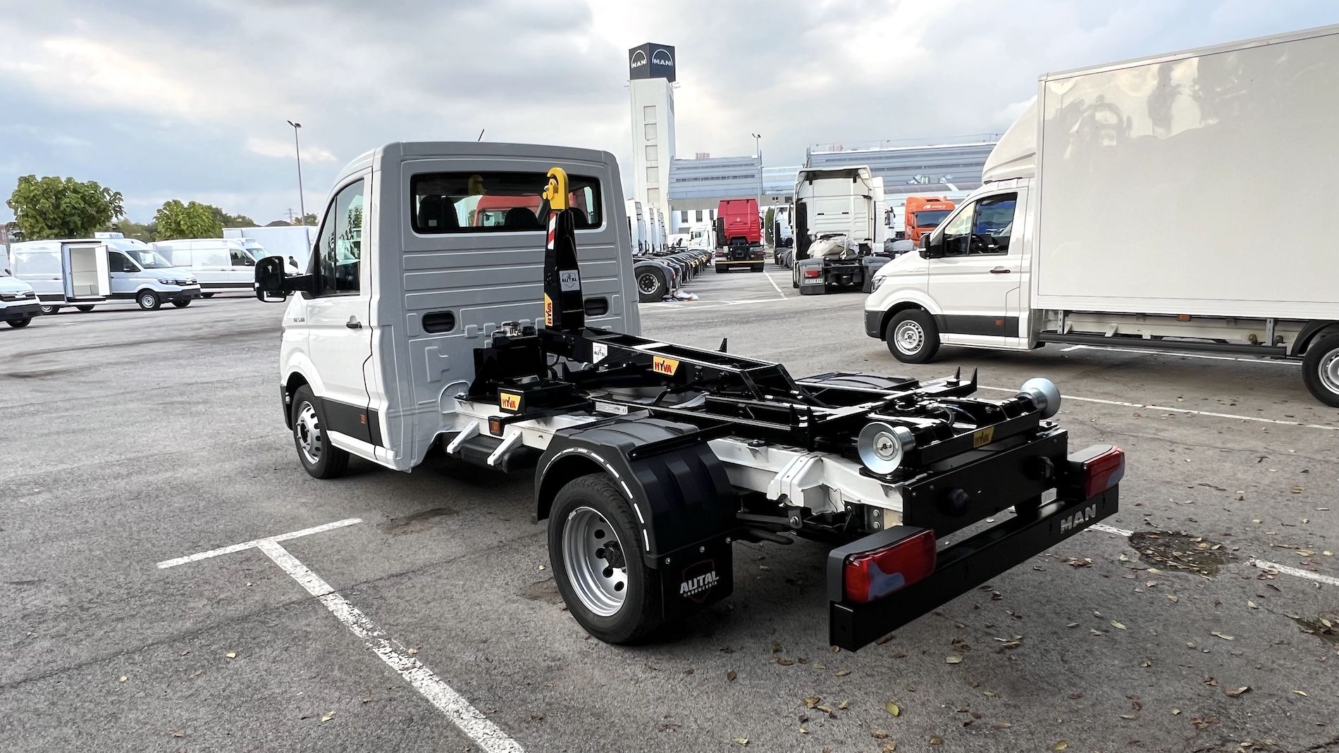 MAN TGE con equipo de gancho de Hyva Autal.