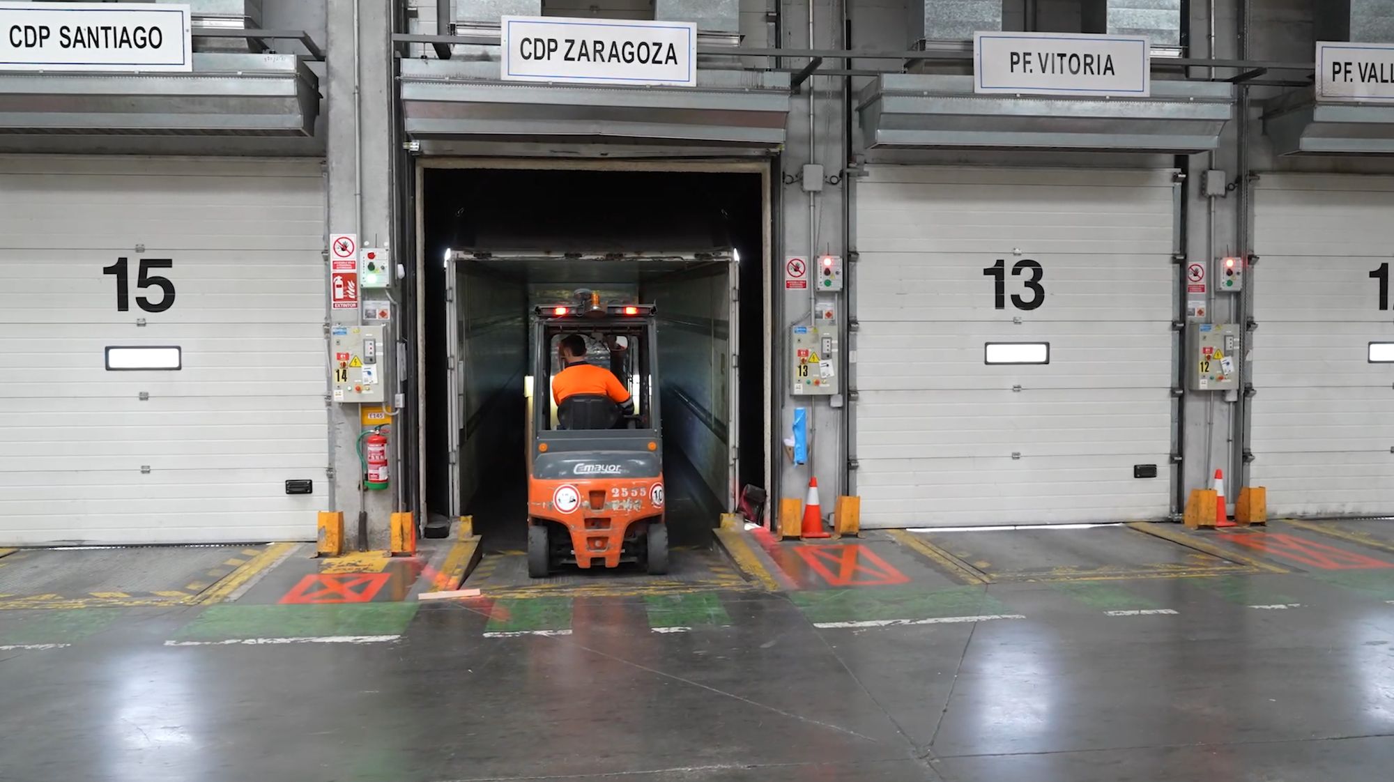 carga camion carretilla carga descarga muelles almacen