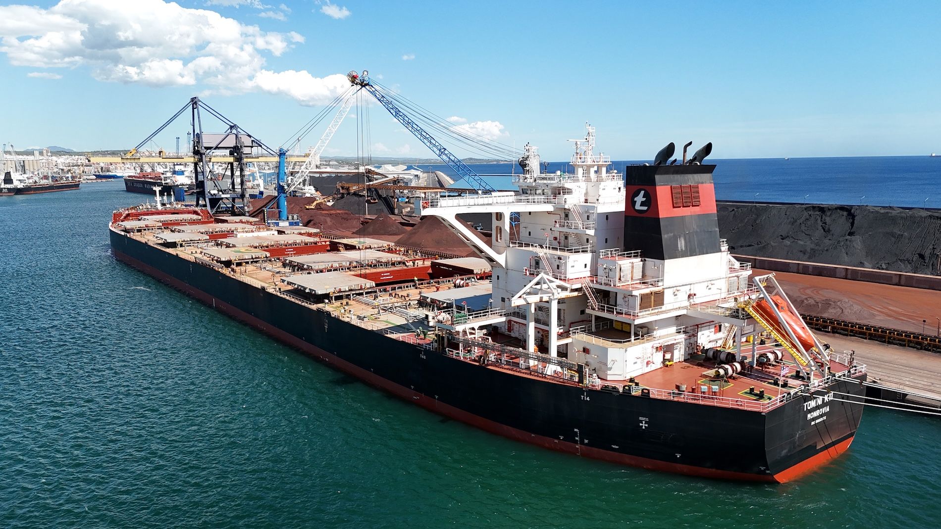 Barco Tomini puerto Tarragona