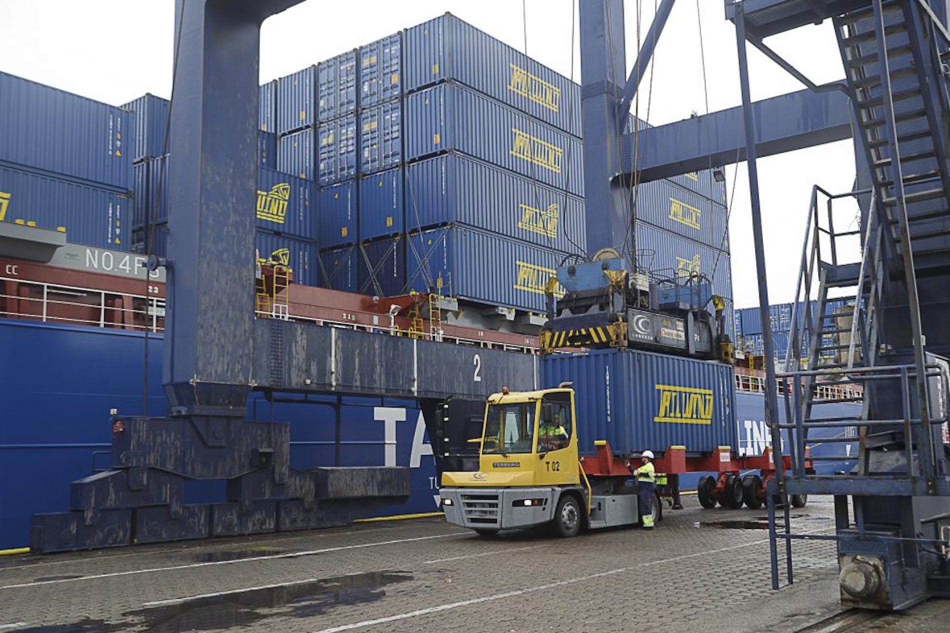 estiba contenedores Tailwind en el puerto de Cadiz