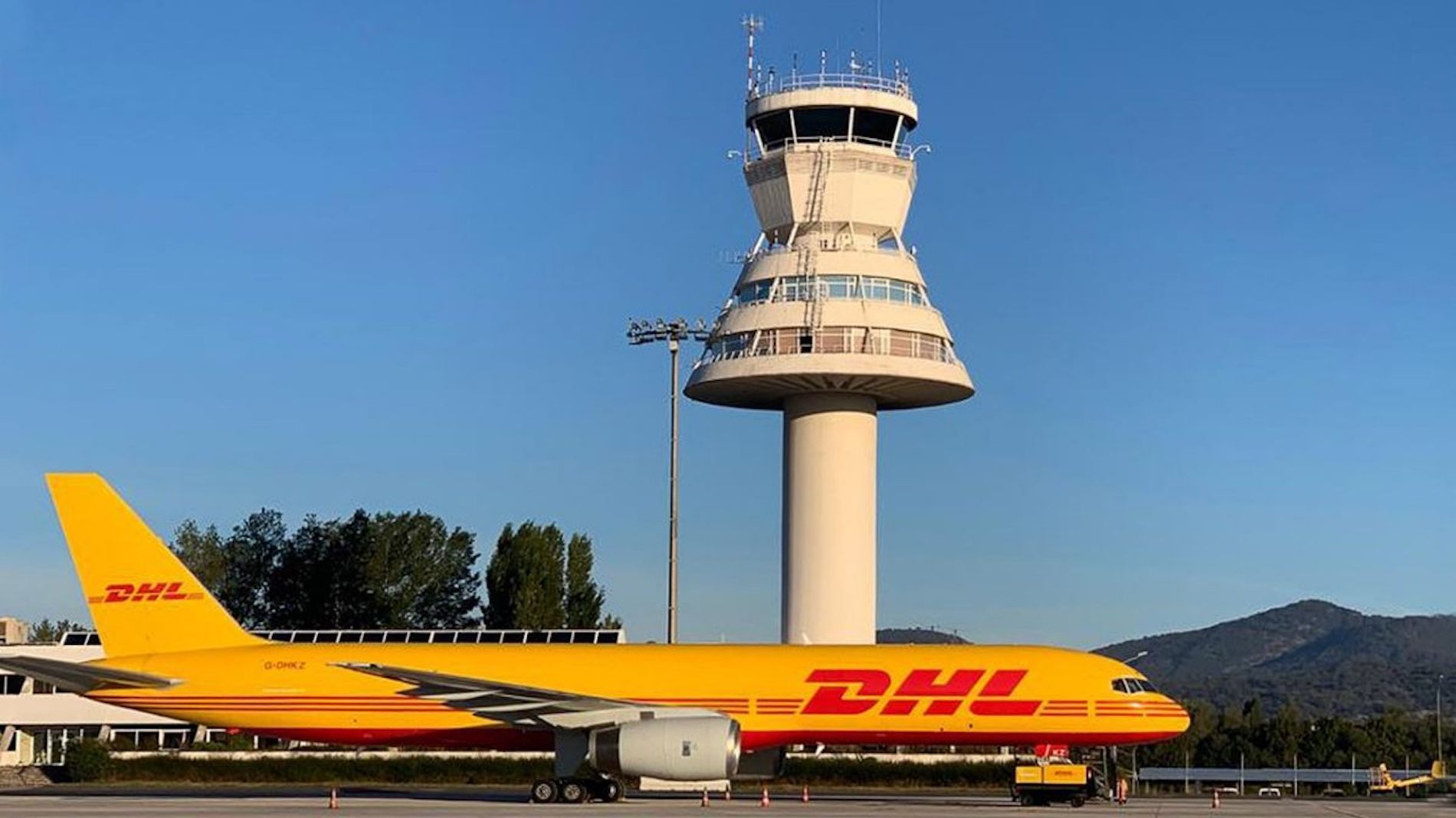 avion DHL aeropuerto Vitoria Foronda