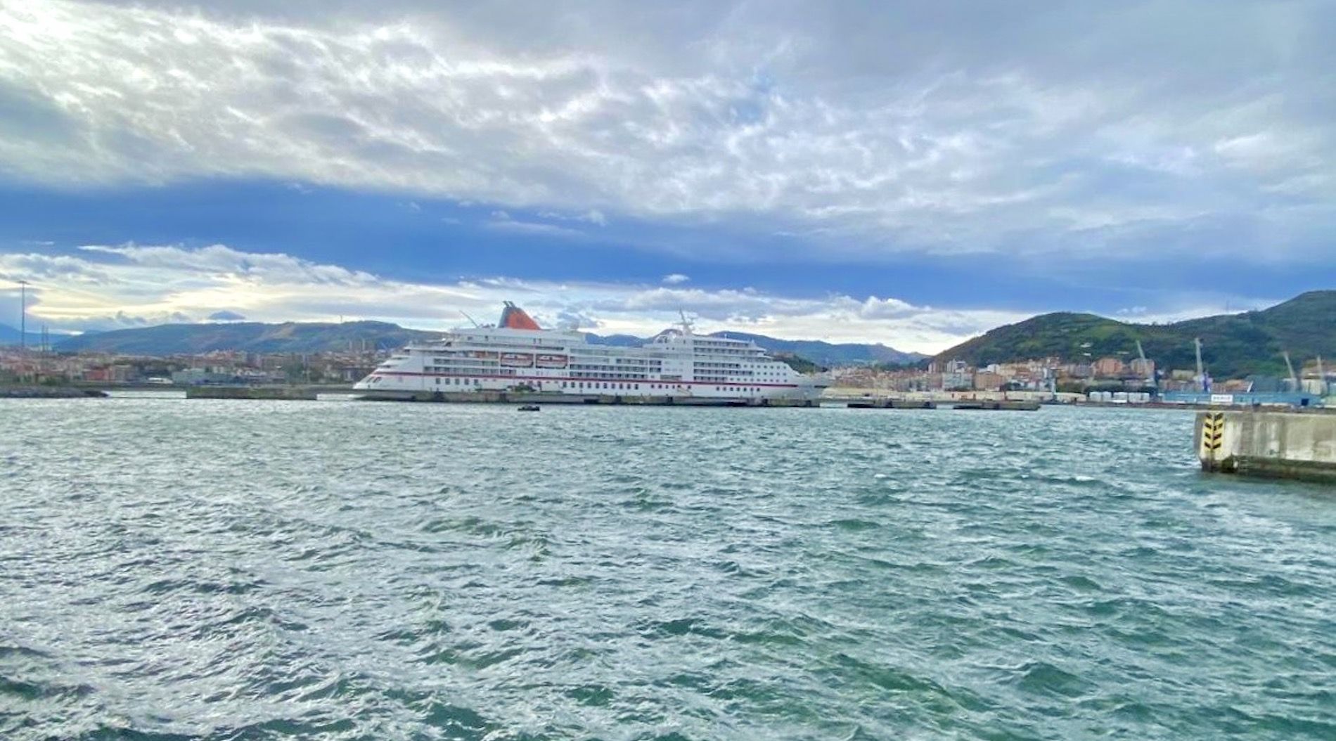 crucero atracado puerto Bilbao