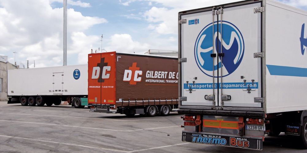 camios aparcados cielos azul y nubes