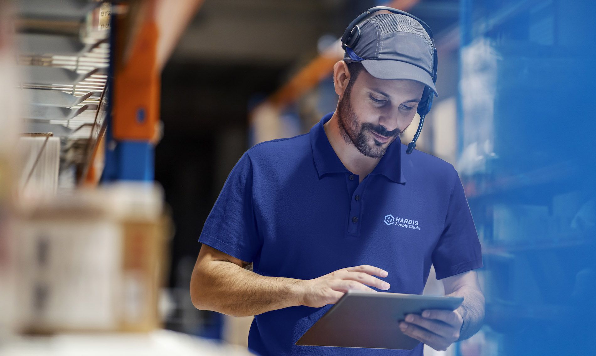 trabajador almacen con tablet Hardis