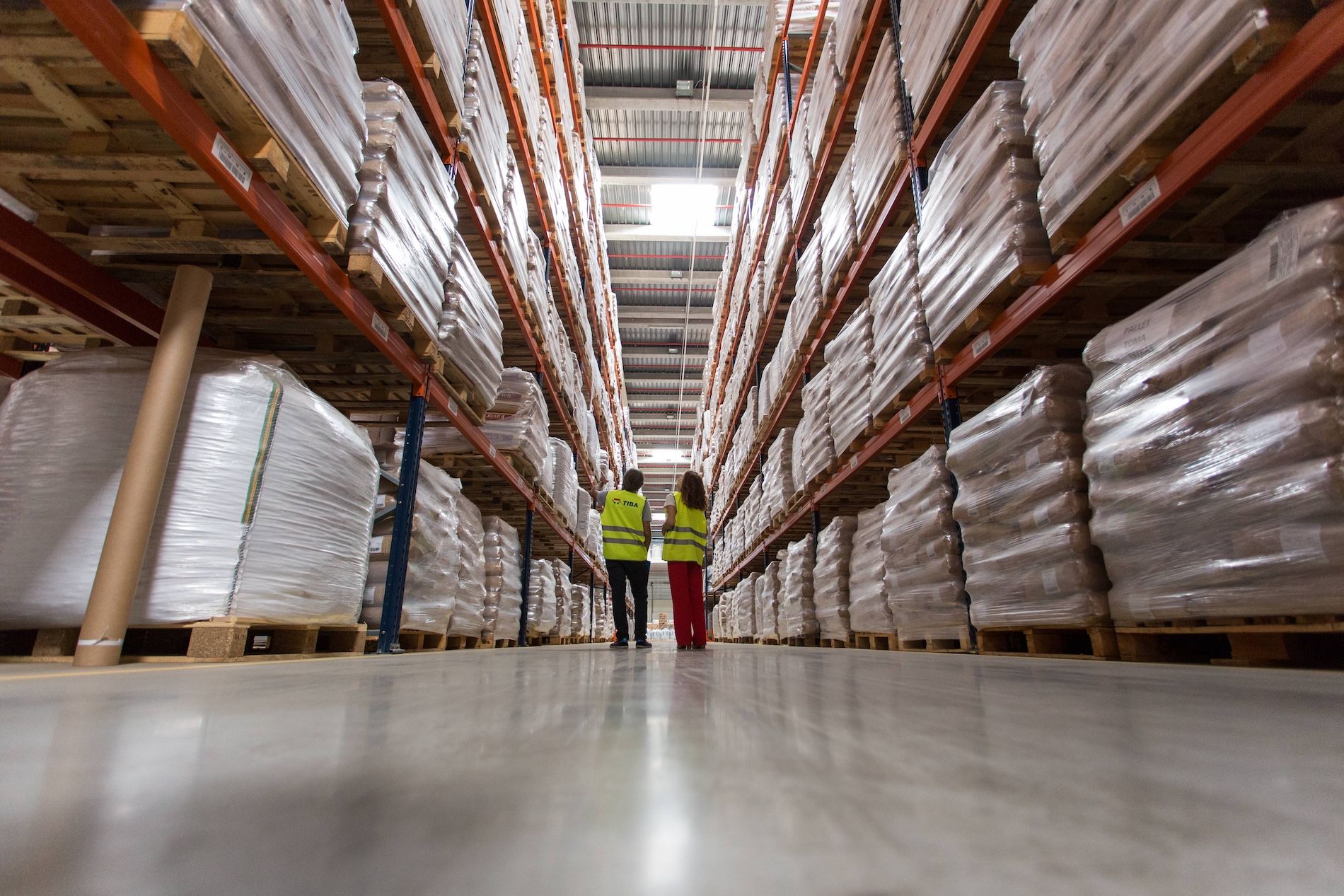 Trabajadores almacen Tiba contract logistics