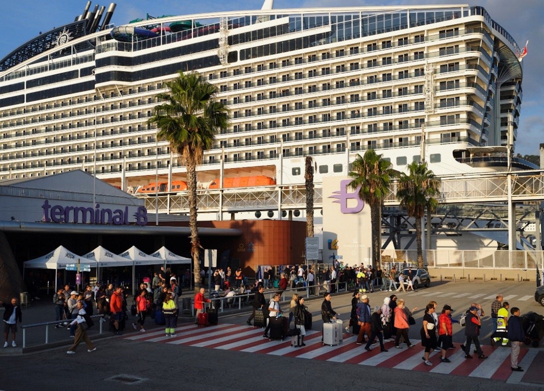 cruceristas en la terminal de cruceros del puerto de Barcelona