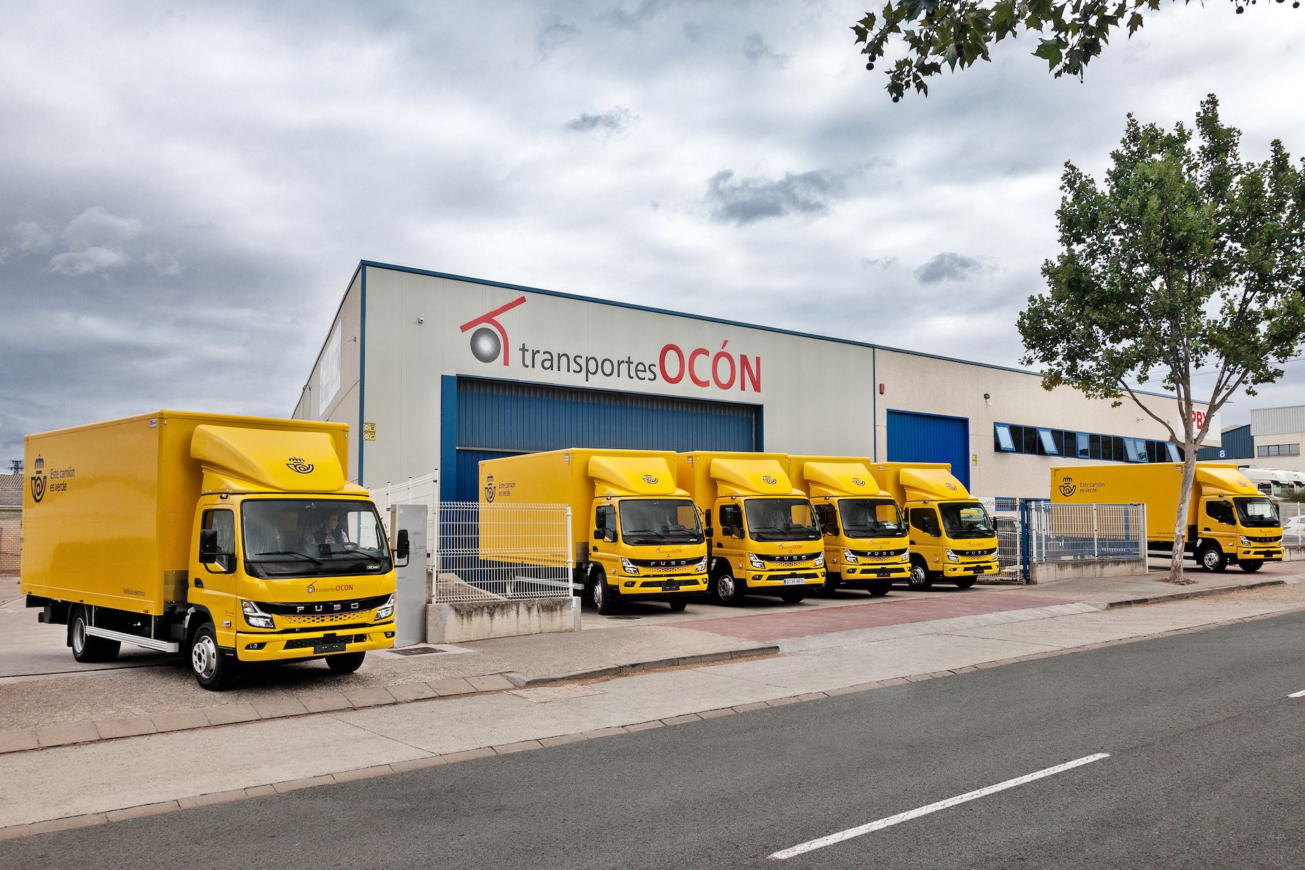 Las unidades han sido carrozadas como furgones cerrados con plataforma elevadora trasera.