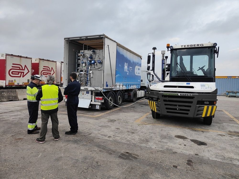 Repostaje del Tractor de Terminal de hidrogeno en el puerto de Valencia