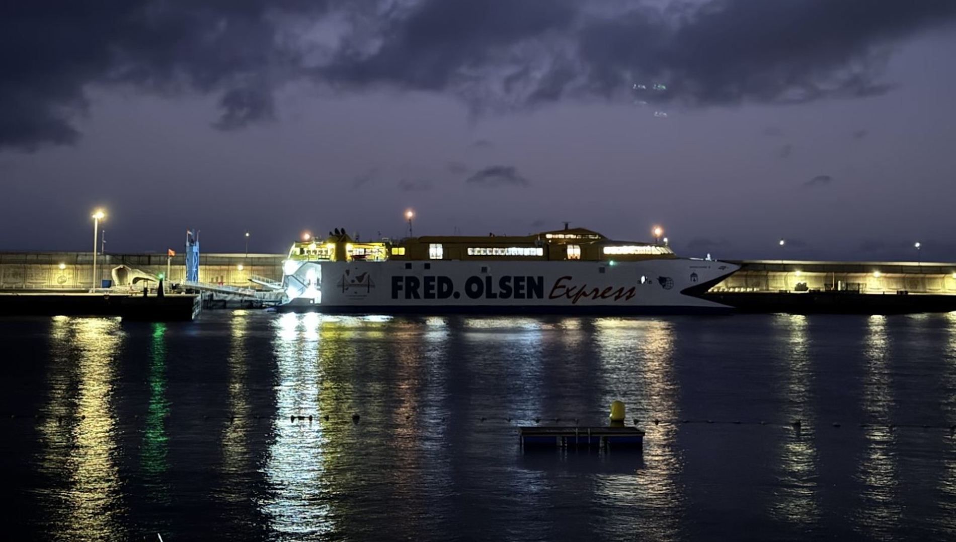 apagado luces ferry fred olsen atracado