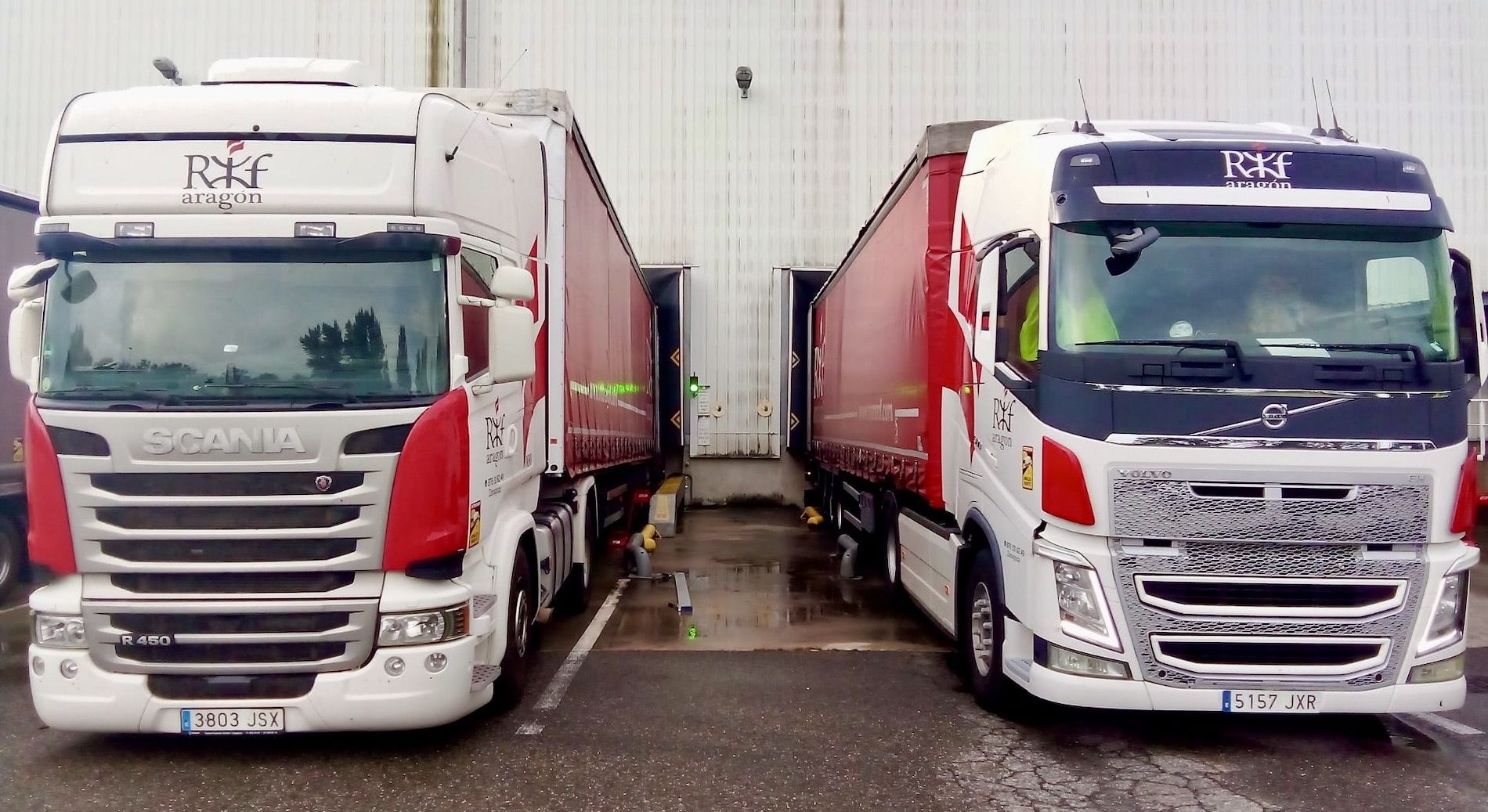 camiones transportes rif aragon en muelle