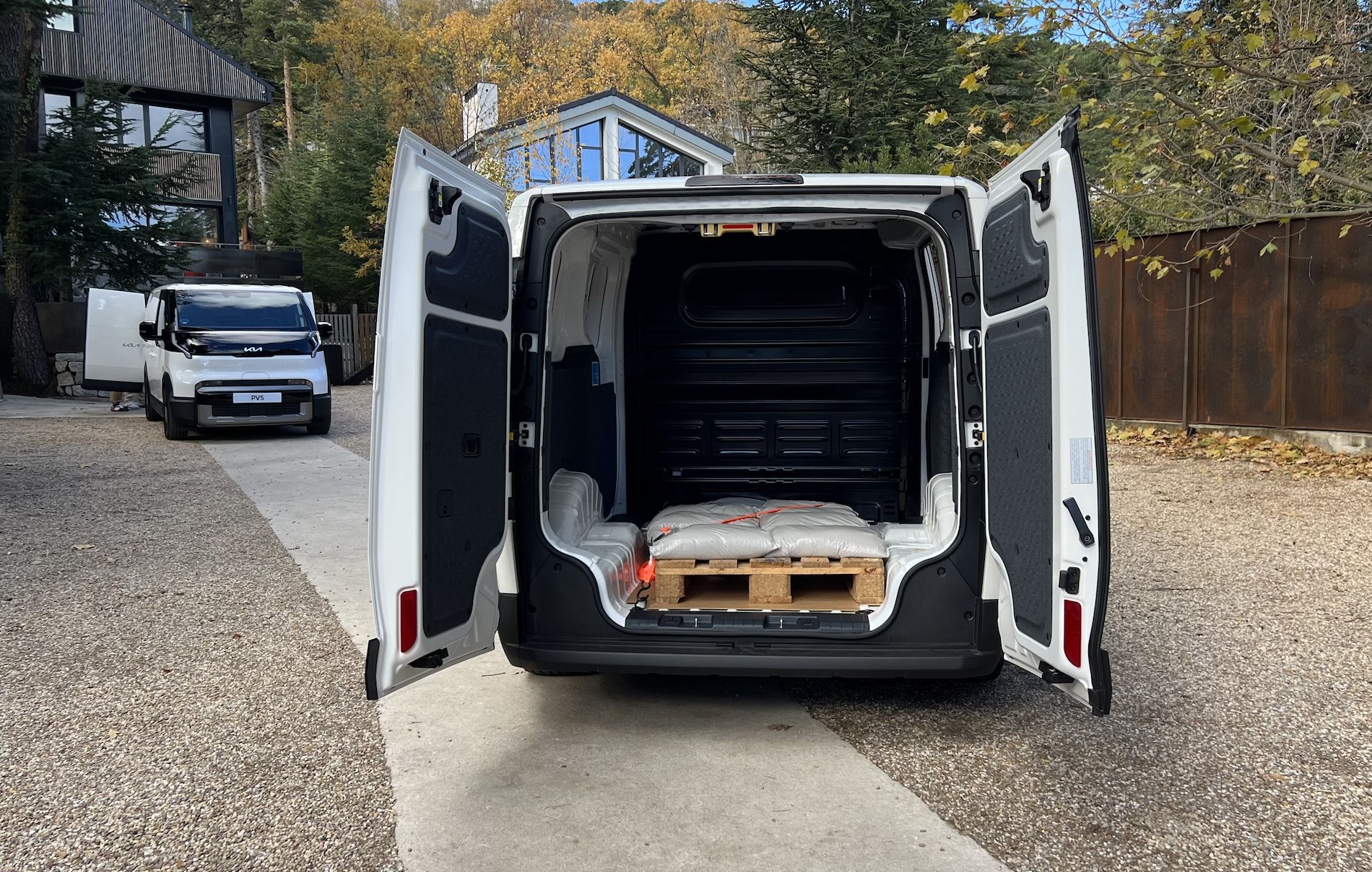 El KIA PV5 Cargo puede cargar hasta dos europalets. El KIA PV5 Cargo puede cargar hasta dos europalets.