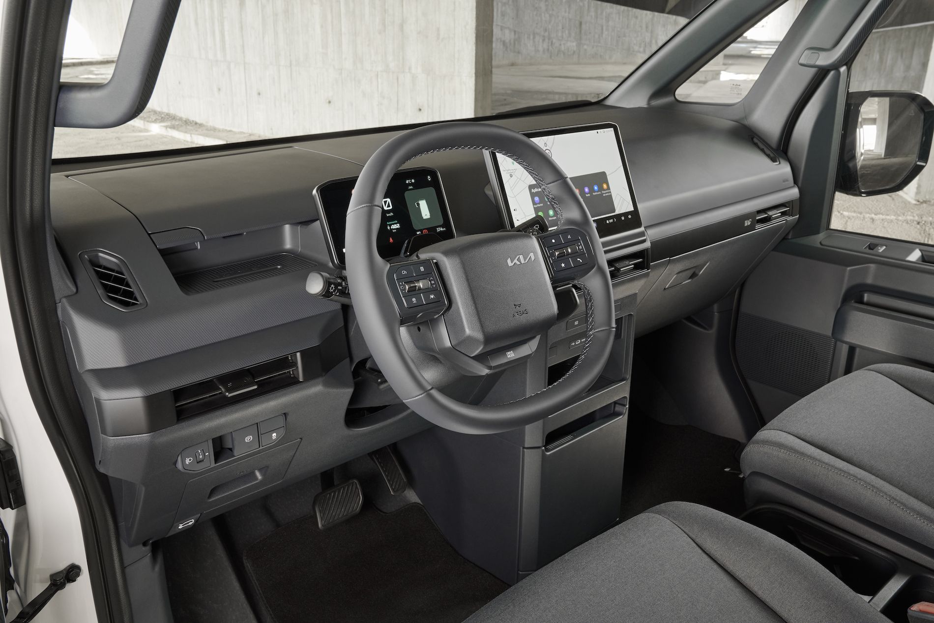 La posición de conducción adelantada, con un amplio parabrisas y buena altura de asiento, ofrece una excelente visibilidad. La posición de conducción adelantada, con un amplio parabrisas y buena altura de asiento, ofrece una excelente visibilidad.