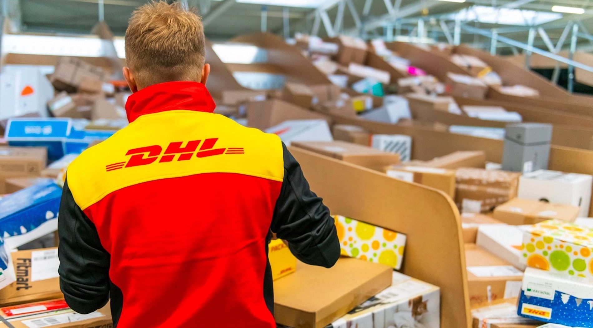 trabajador paqueteria black friday DHL
