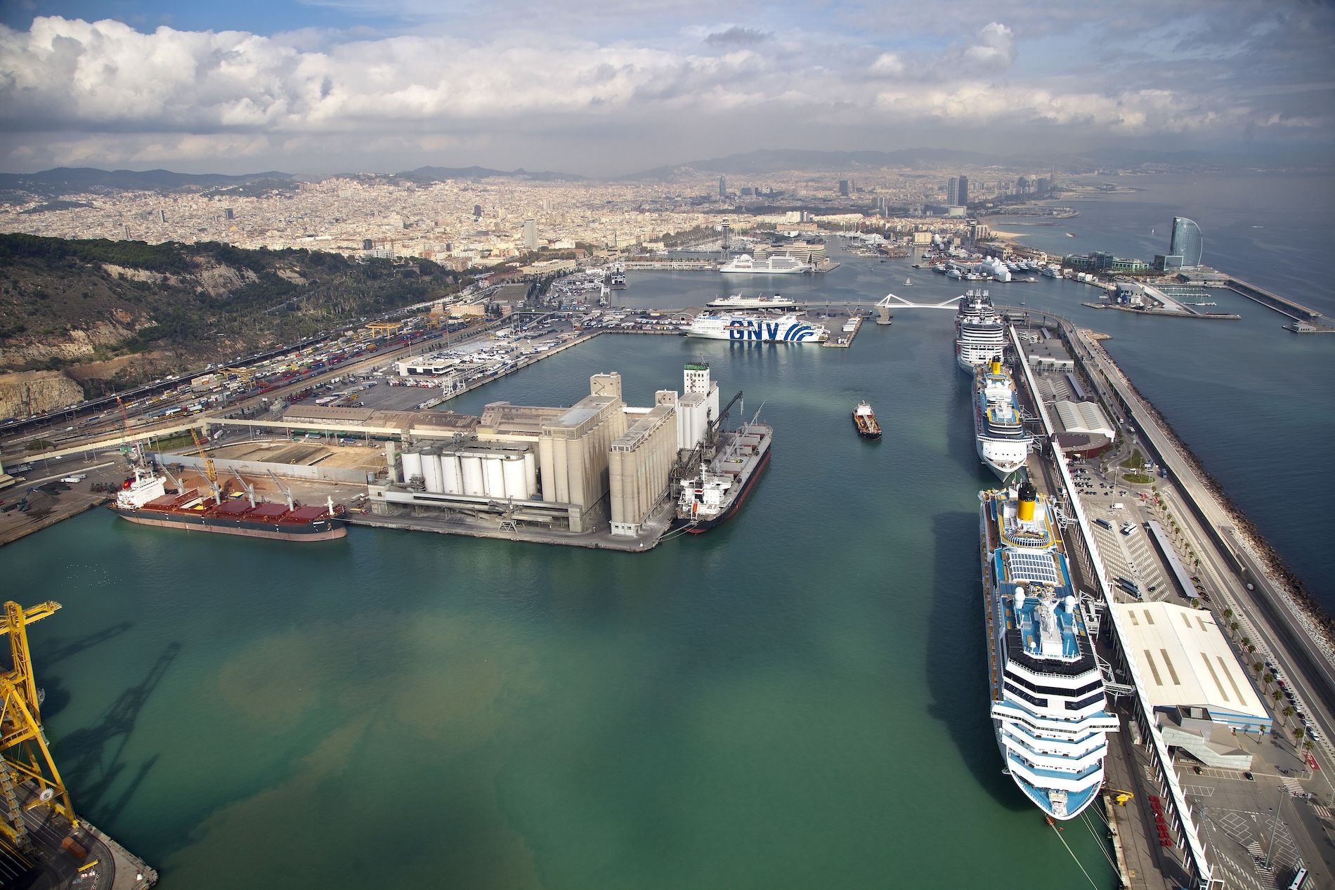buques en el puerto de Barcelona 2025 buques en el puerto de Barcelona 2025