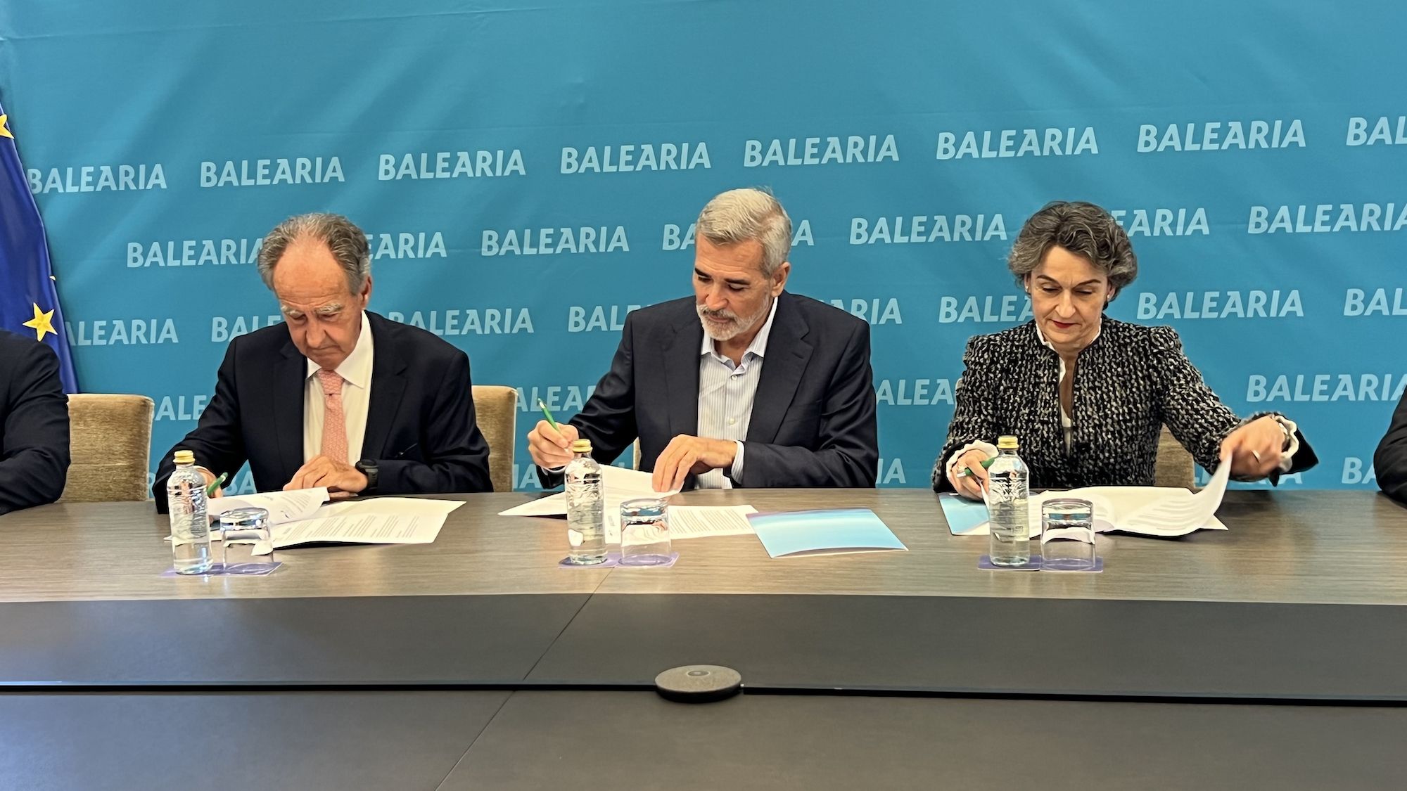 Firma del acuerdo para el desarrollo del corredor verde entre los puertos de Valencia y Baleares por parte de Balearia. Firma del acuerdo para el desarrollo del corredor verde entre los puertos de Valencia y Baleares por parte de Balearia.