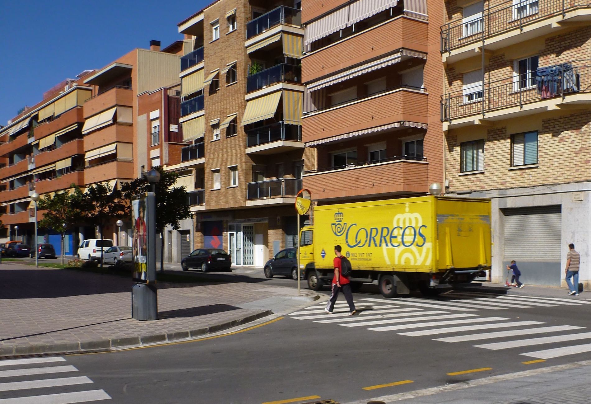 Furgon Correos por la ciudad