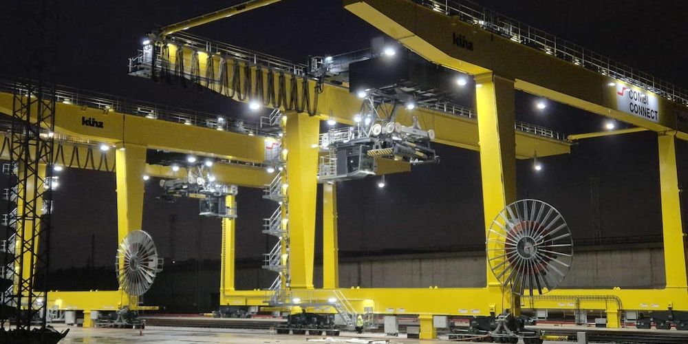 Con una superficie de 105.400 m², la terminal consta de cuatro vías de transbordo de doble ancho.