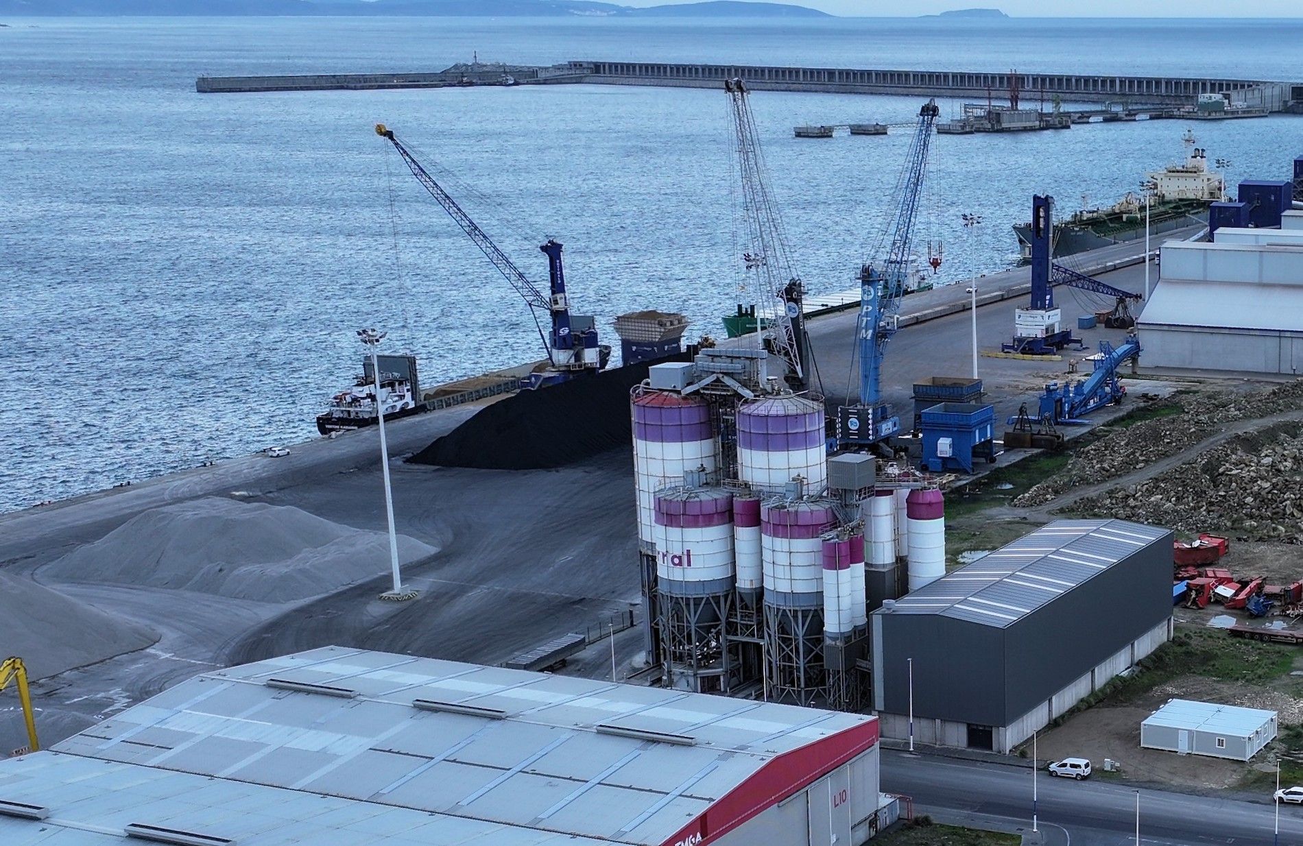 Cementos Carral opera en Punta Langosteira desde 2012.
